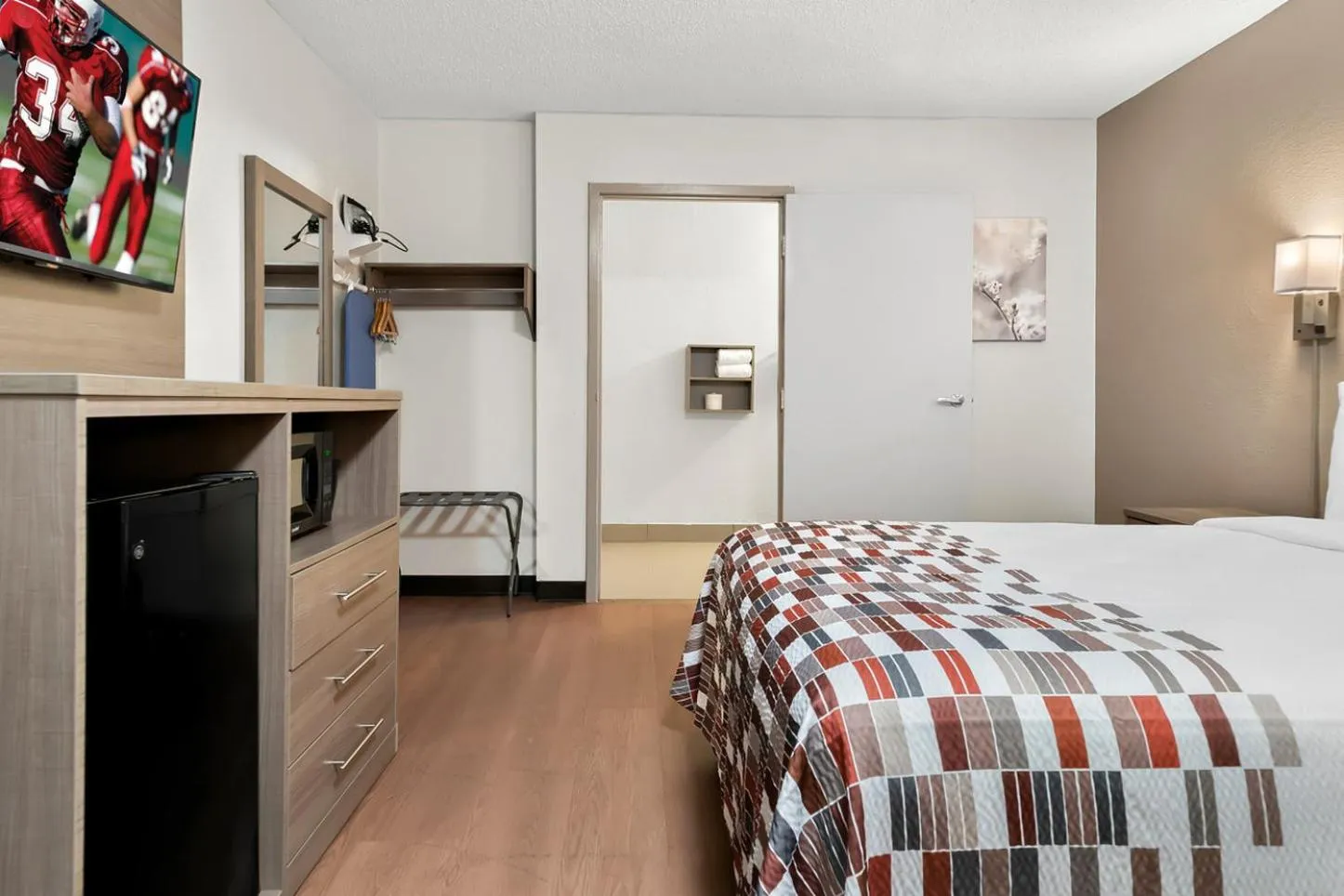 Photo of the whole room, Bed in Red Roof Inn Auburn Hills