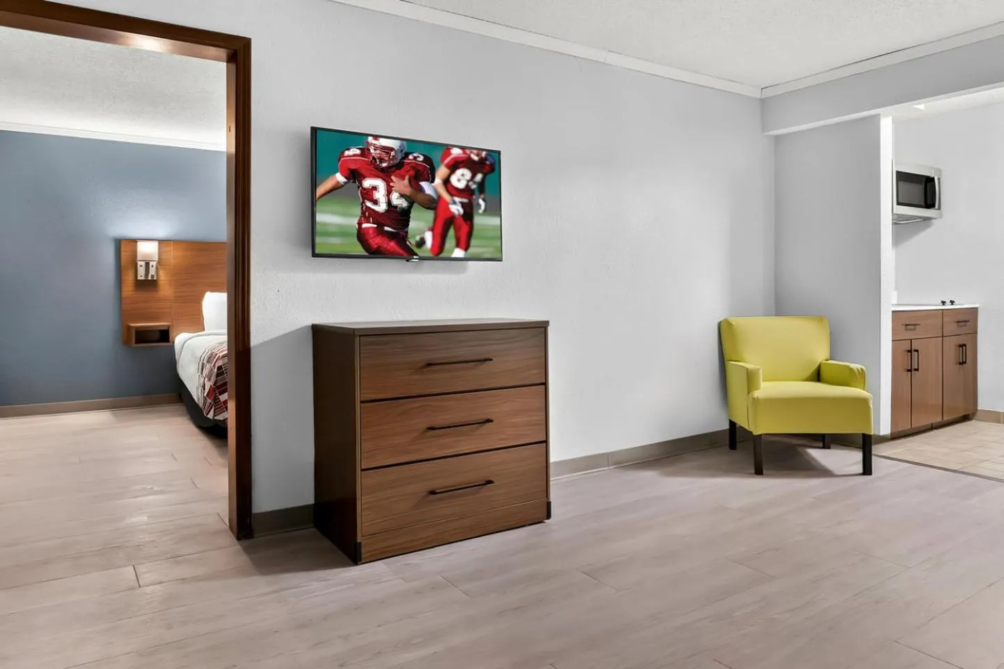 Photo of the whole room, Bed in Red Roof Inn Auburn Hills