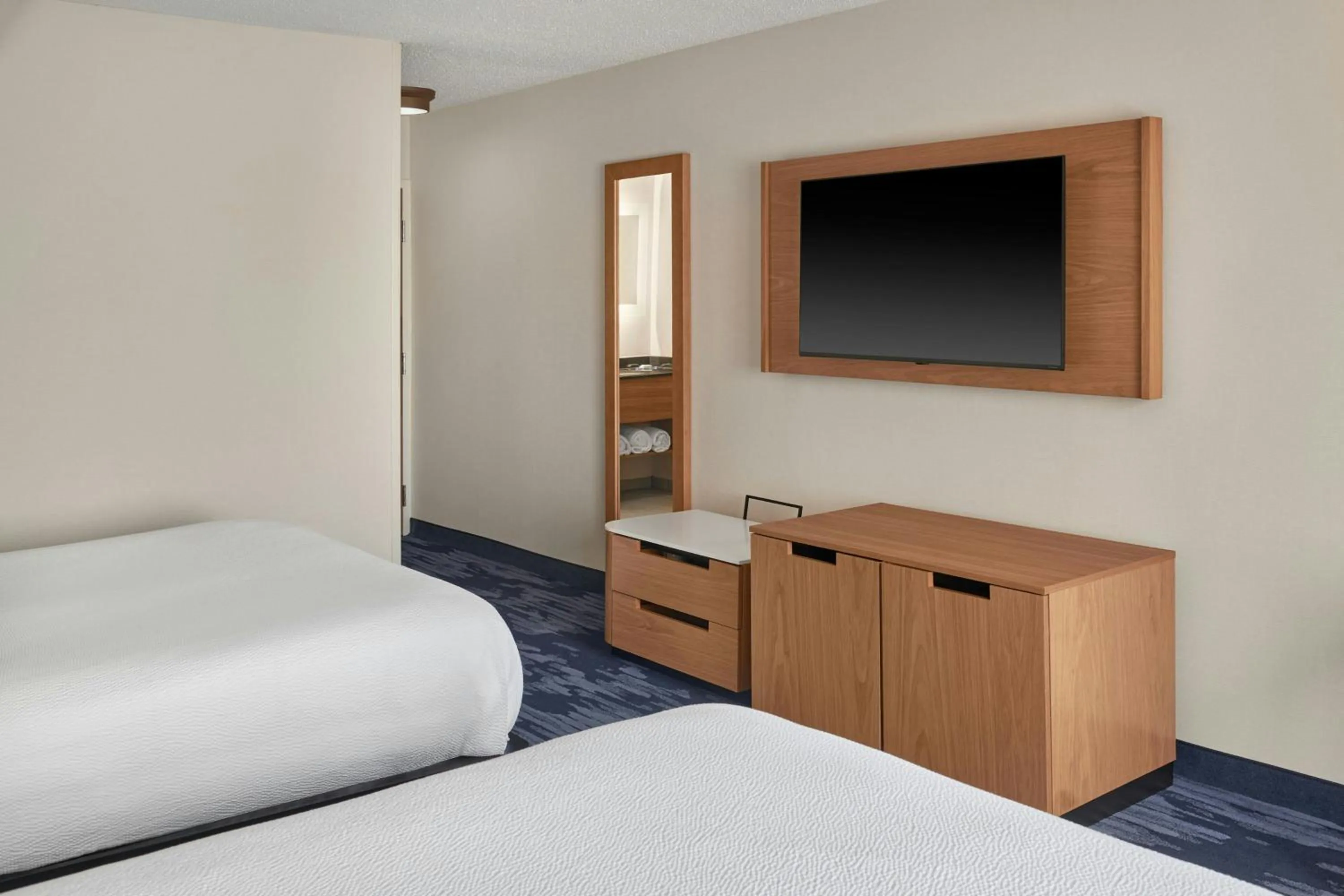 Photo of the whole room, Bed in Fairfield Inn & Suites Detroit Farmington Hills