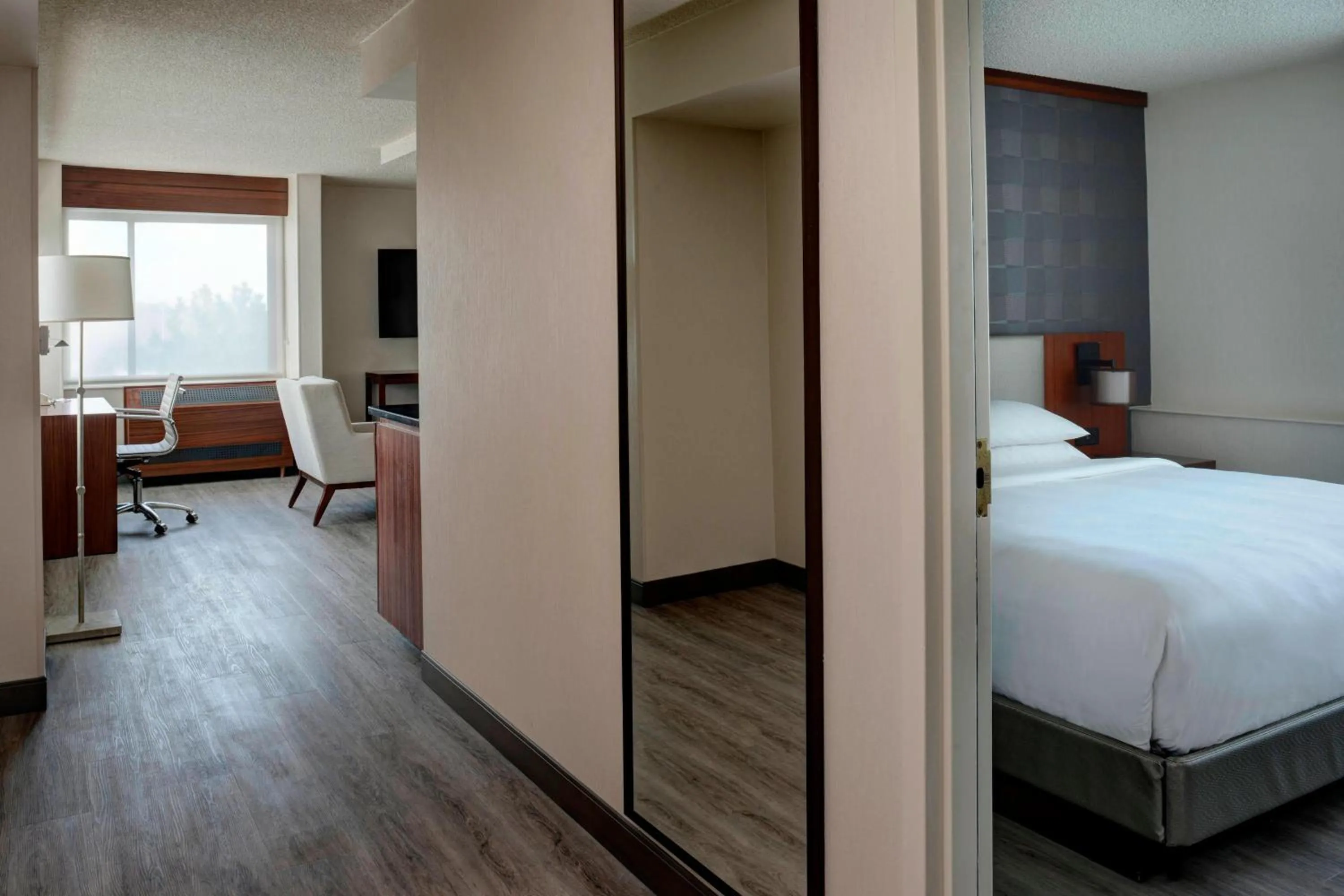 Photo of the whole room, Bed in Detroit Marriott Southfield