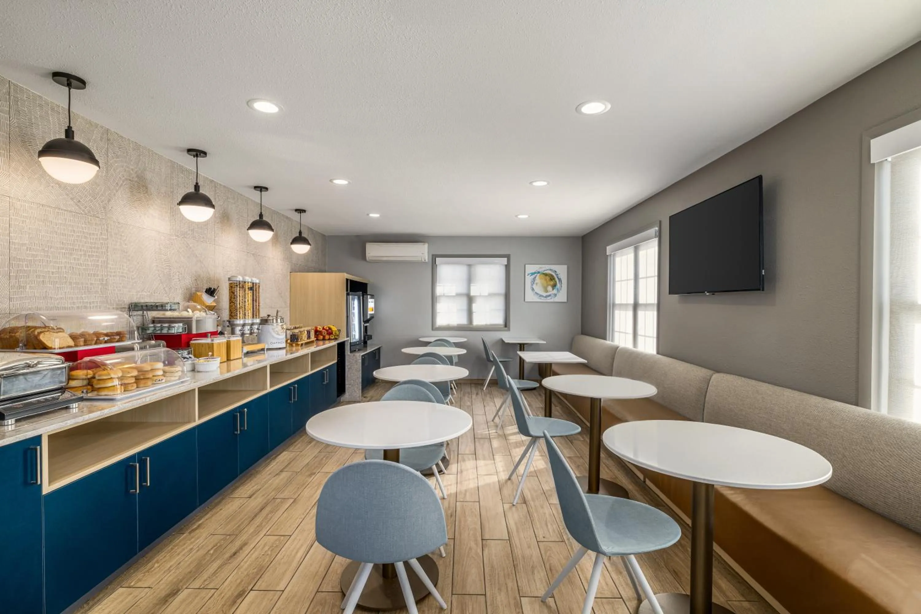 Dining area in TownePlace Suites Detroit Dearborn