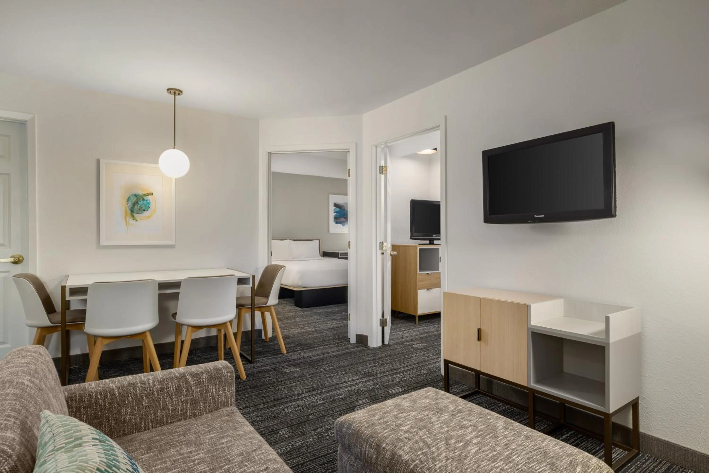 Living room, Bed in TownePlace Suites Detroit Dearborn