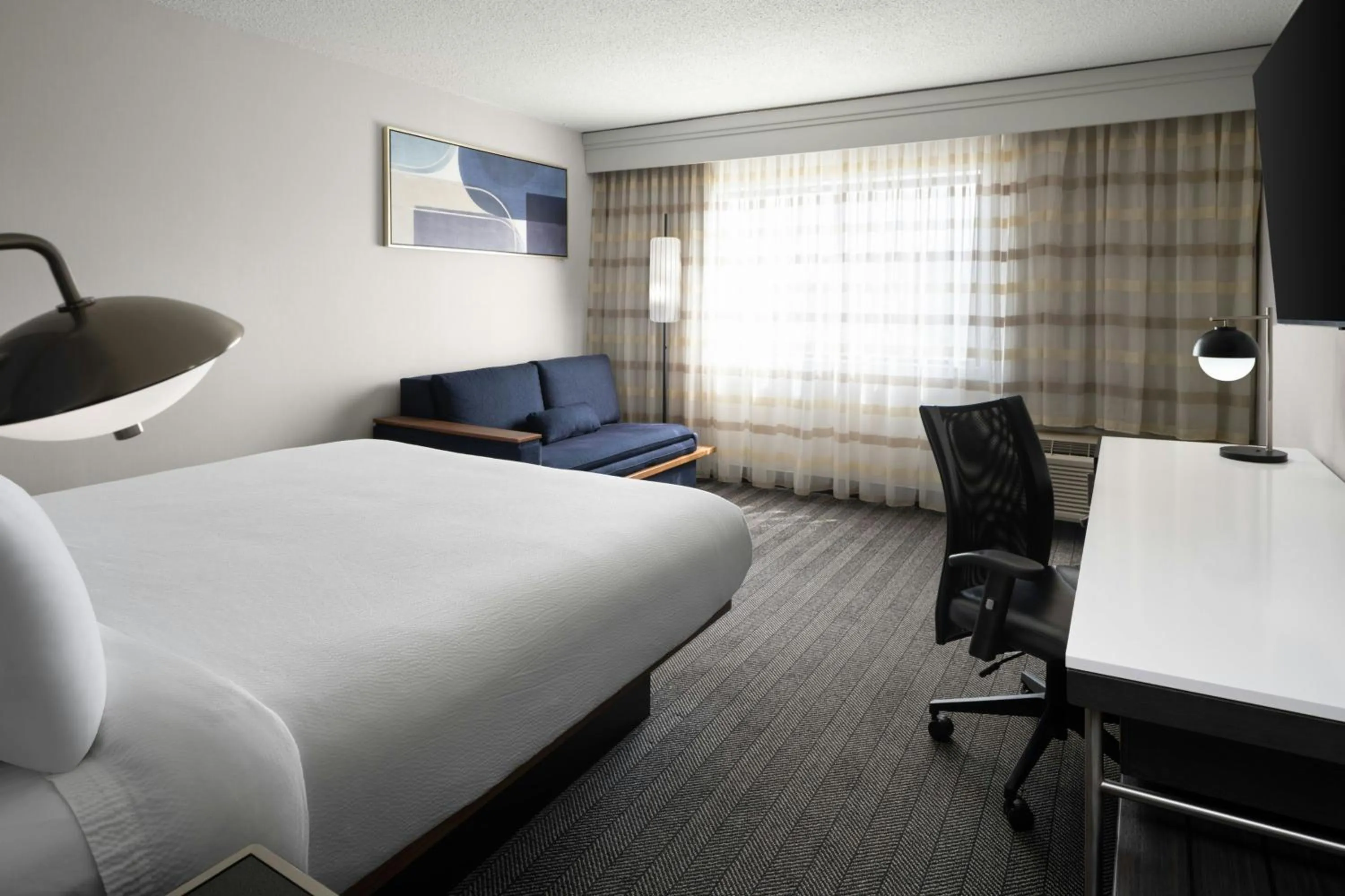 Photo of the whole room, Bed in Courtyard Detroit Utica