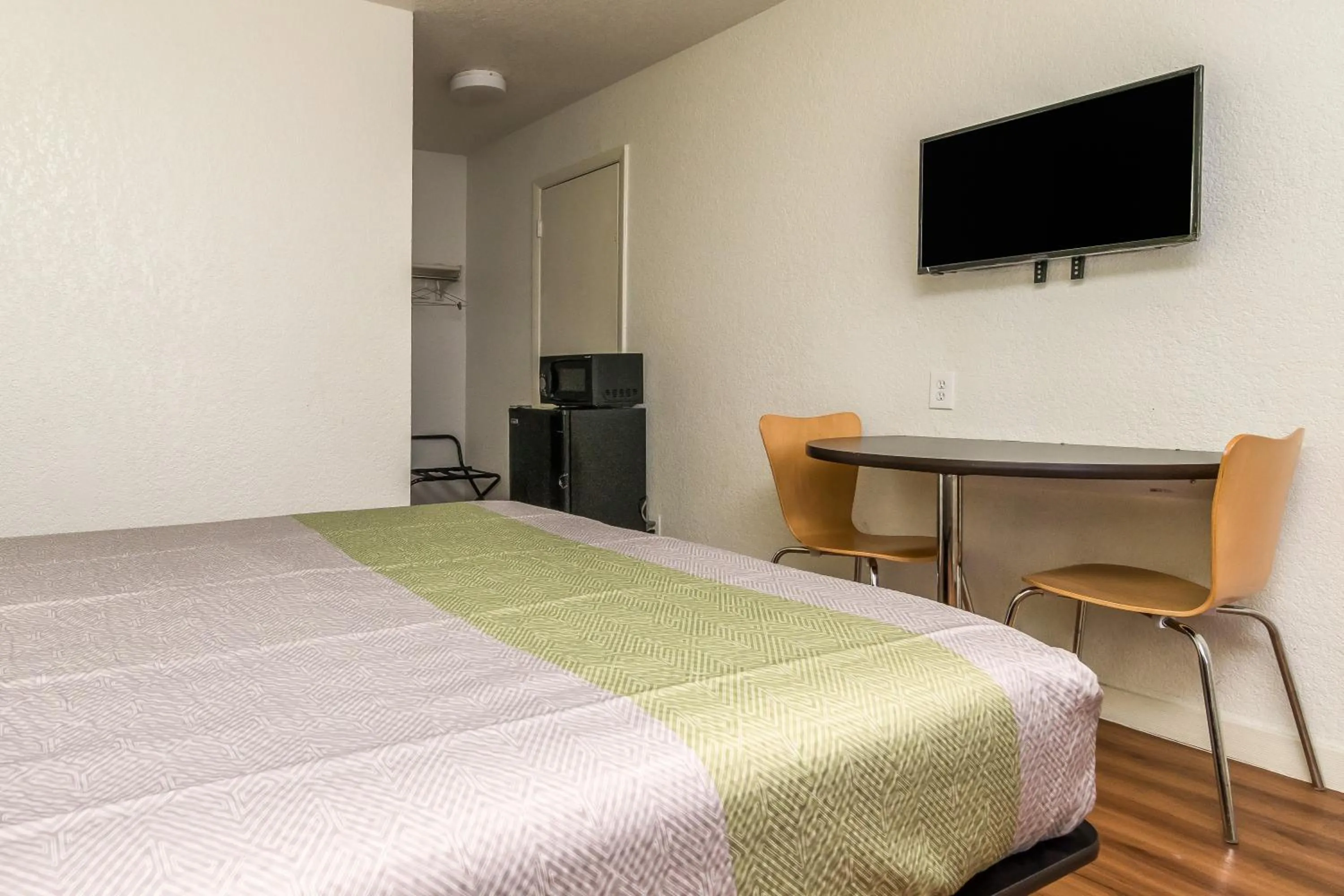 Bed in Motel 6 Fort Worth, TX - North