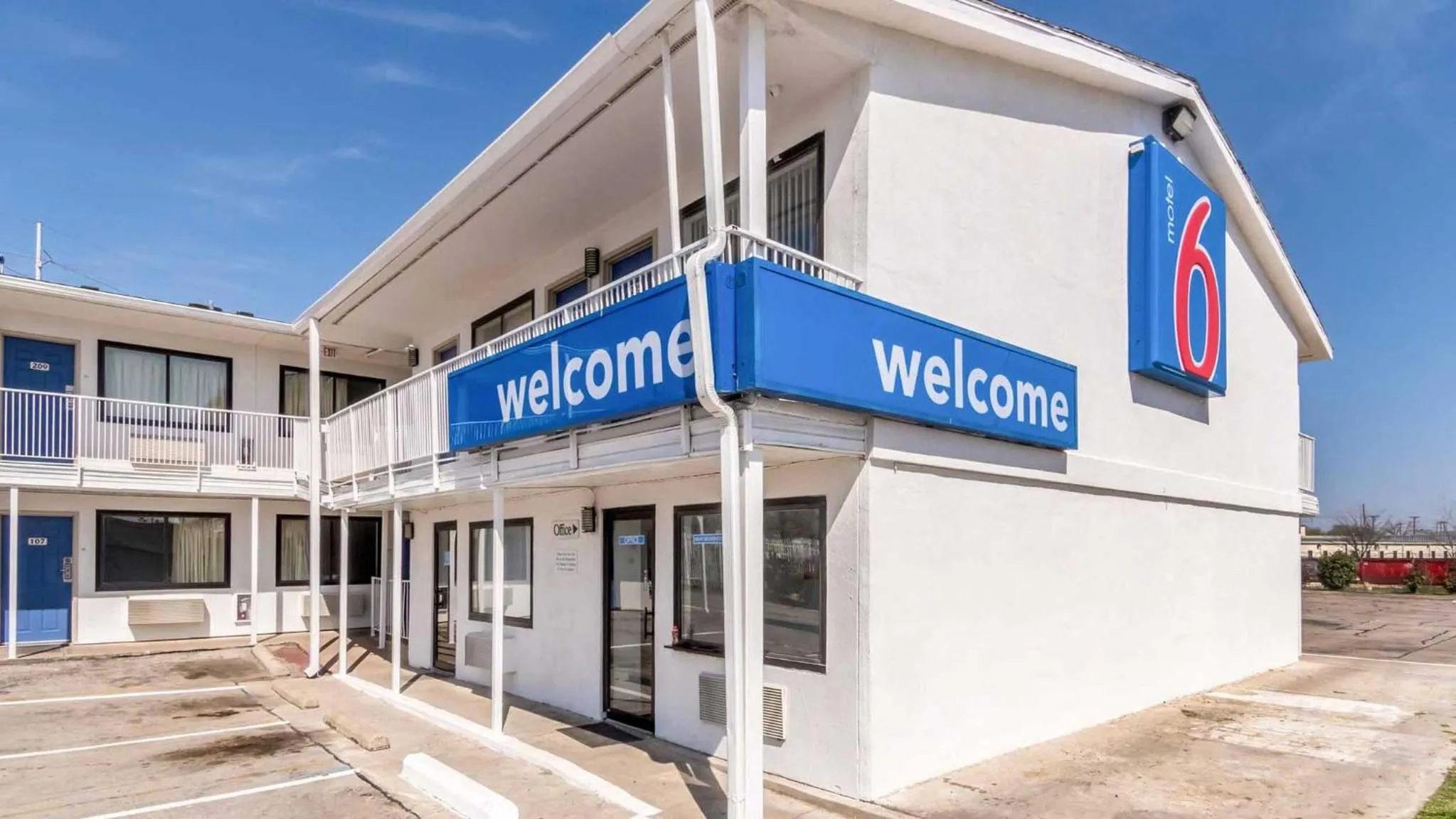 Property building in Motel 6 Fort Worth, TX - North