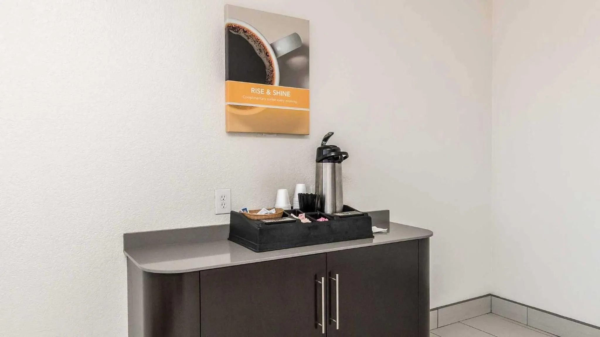 Living room in Motel 6 Fort Worth, TX - North