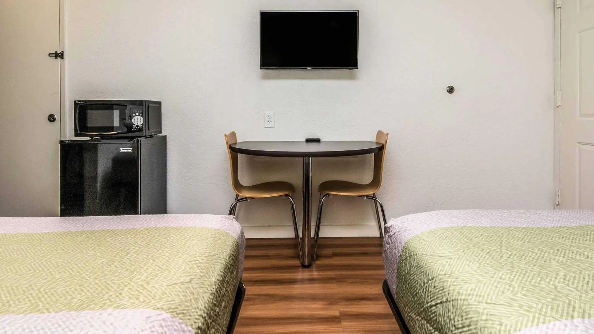 Bed in Motel 6 Fort Worth, TX - North