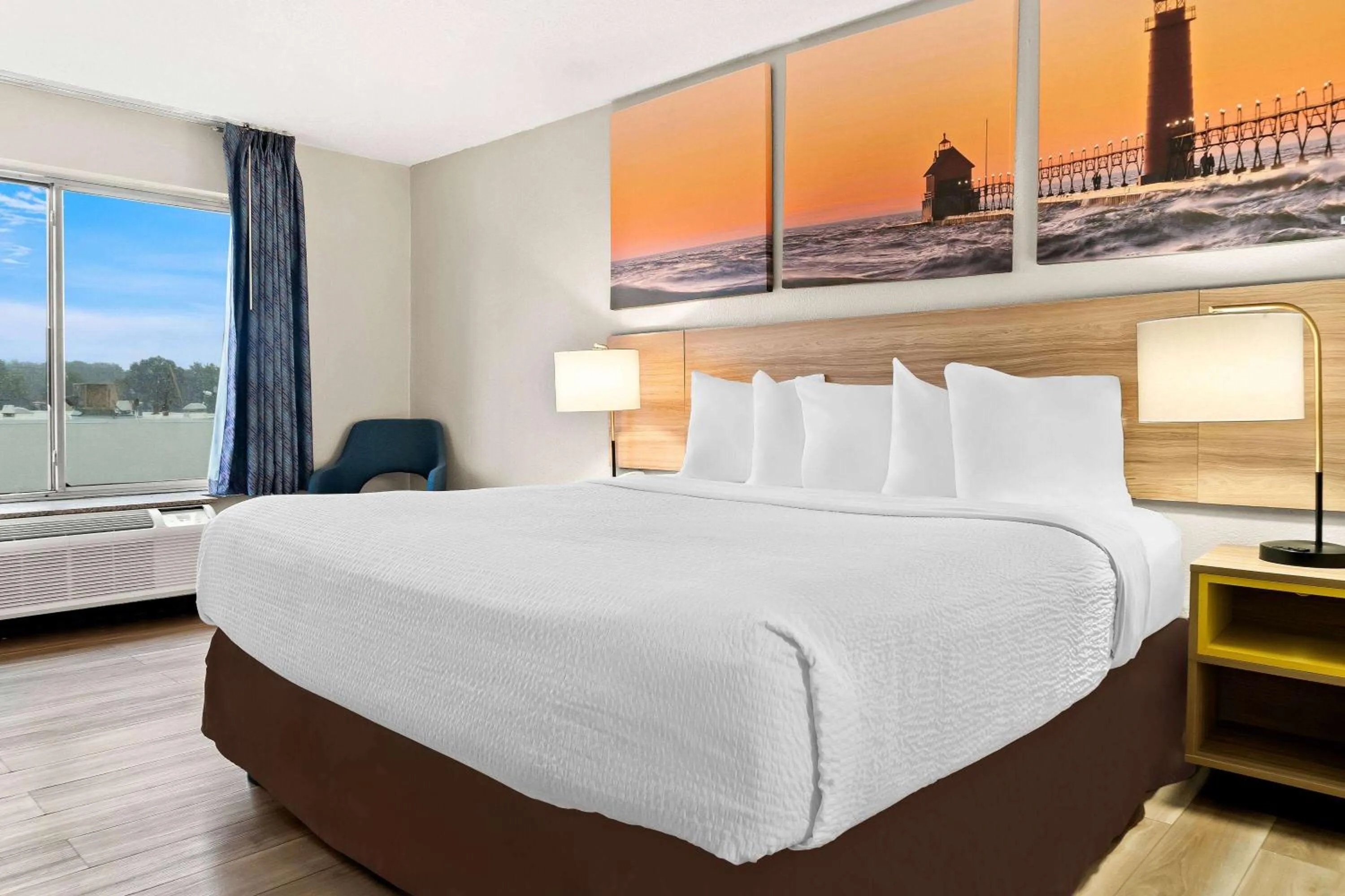 Bed in Days Inn & Suites by Wyndham Warren
