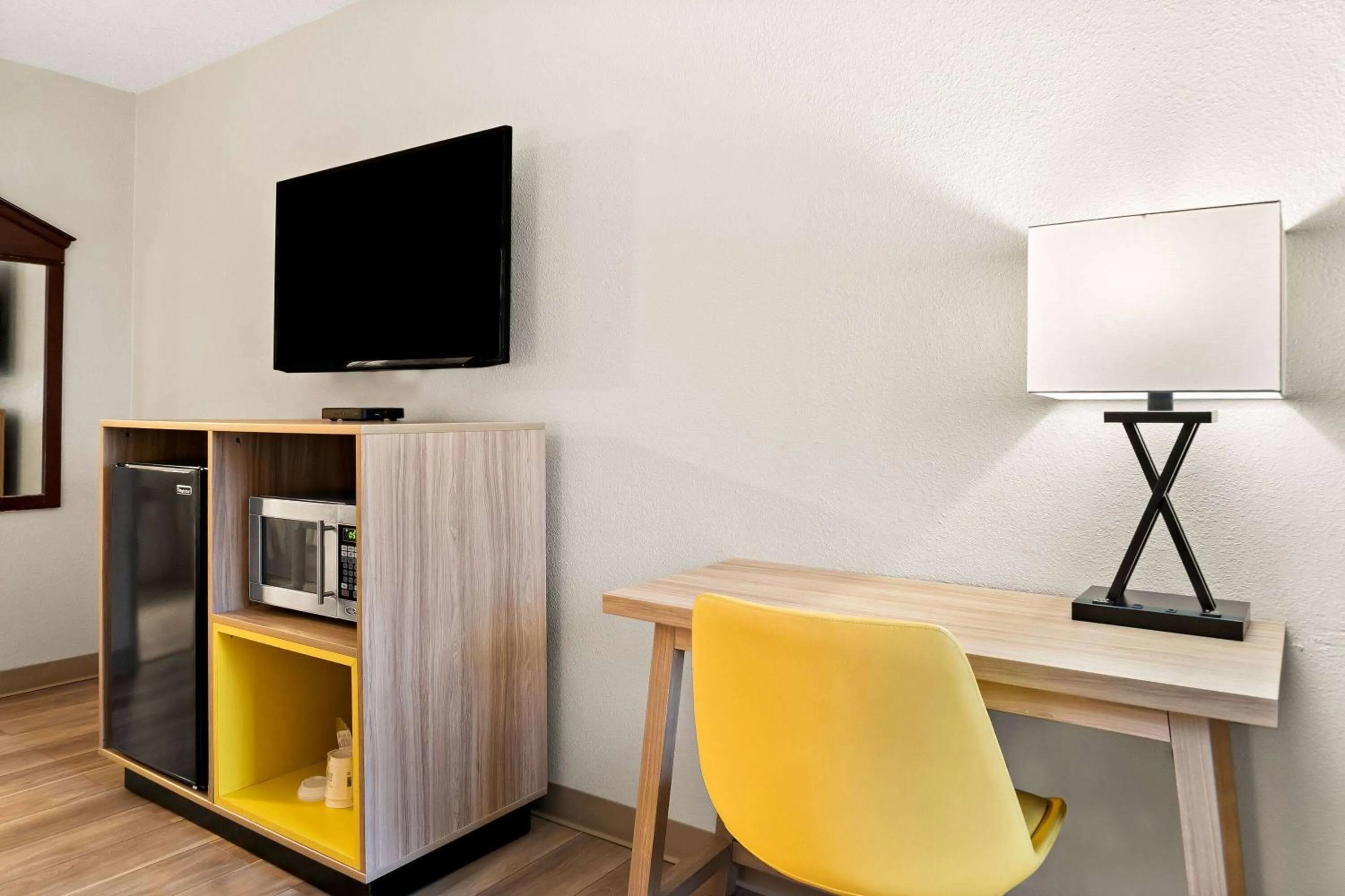 Bed in Days Inn & Suites by Wyndham Warren