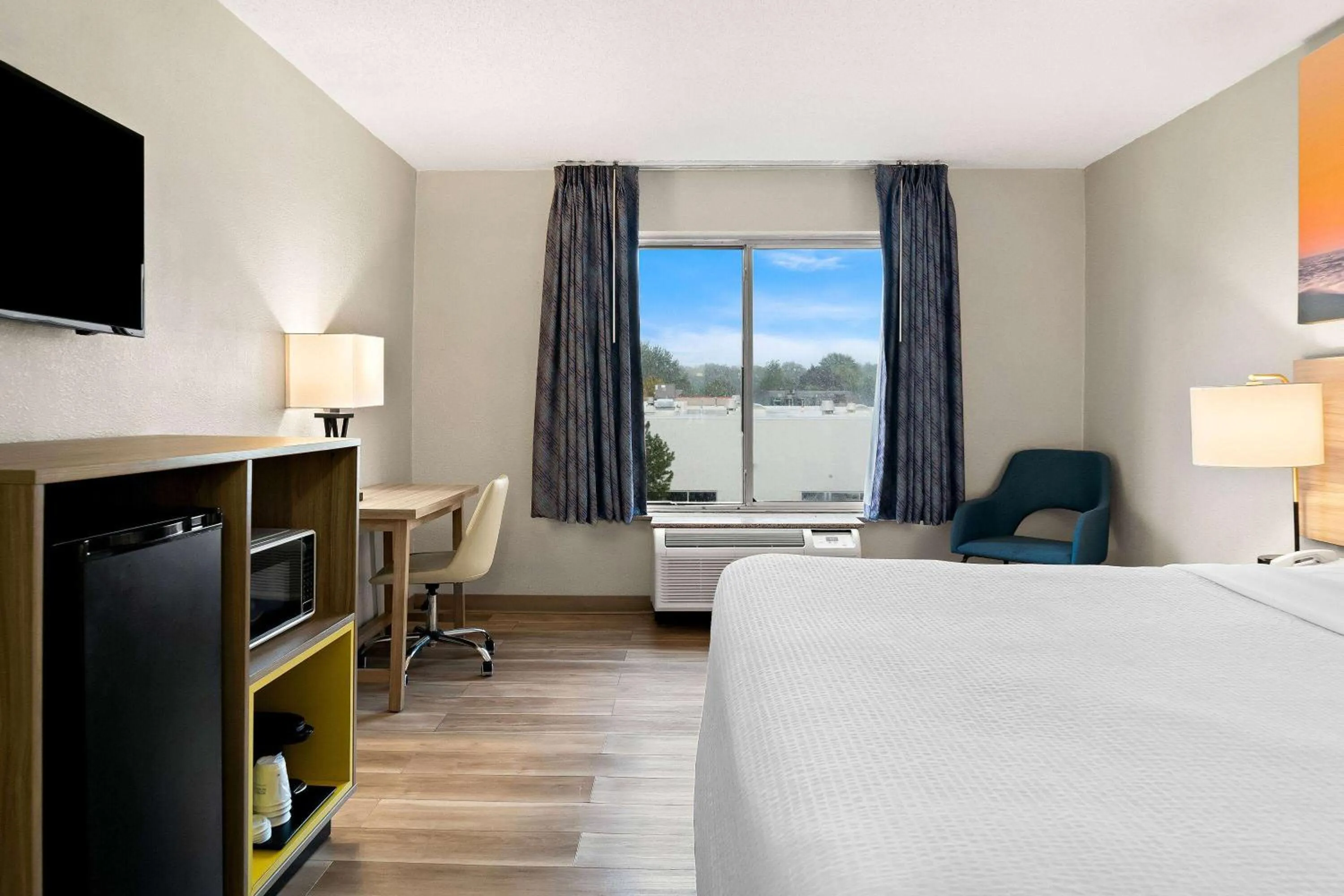 Bed in Days Inn & Suites by Wyndham Warren