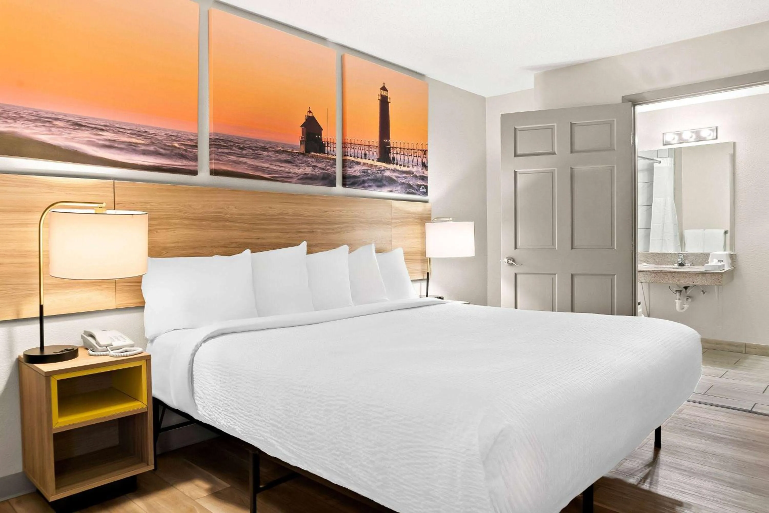 Bed in Days Inn & Suites by Wyndham Warren