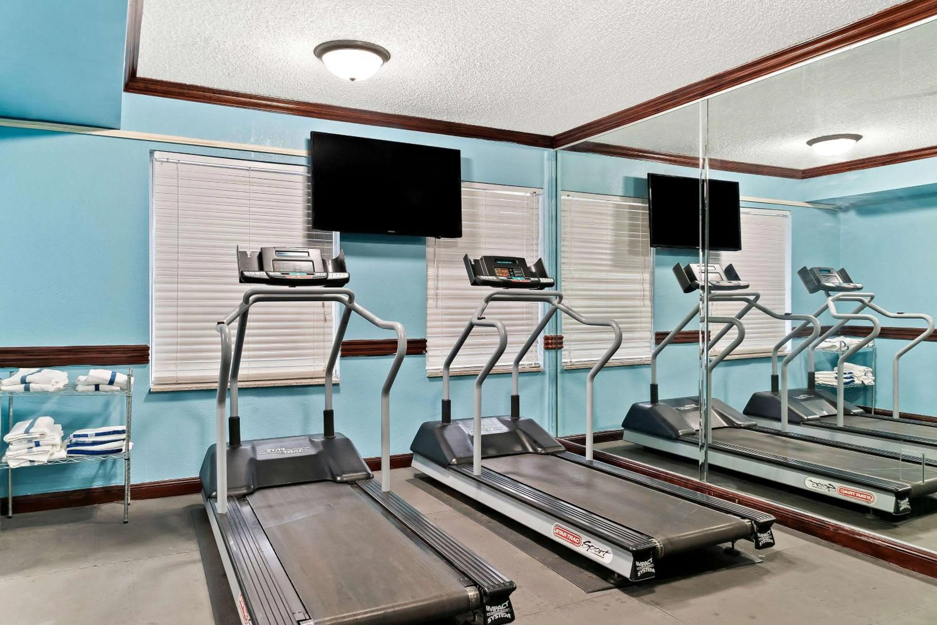 Fitness centre/facilities in Days Inn & Suites by Wyndham Warren