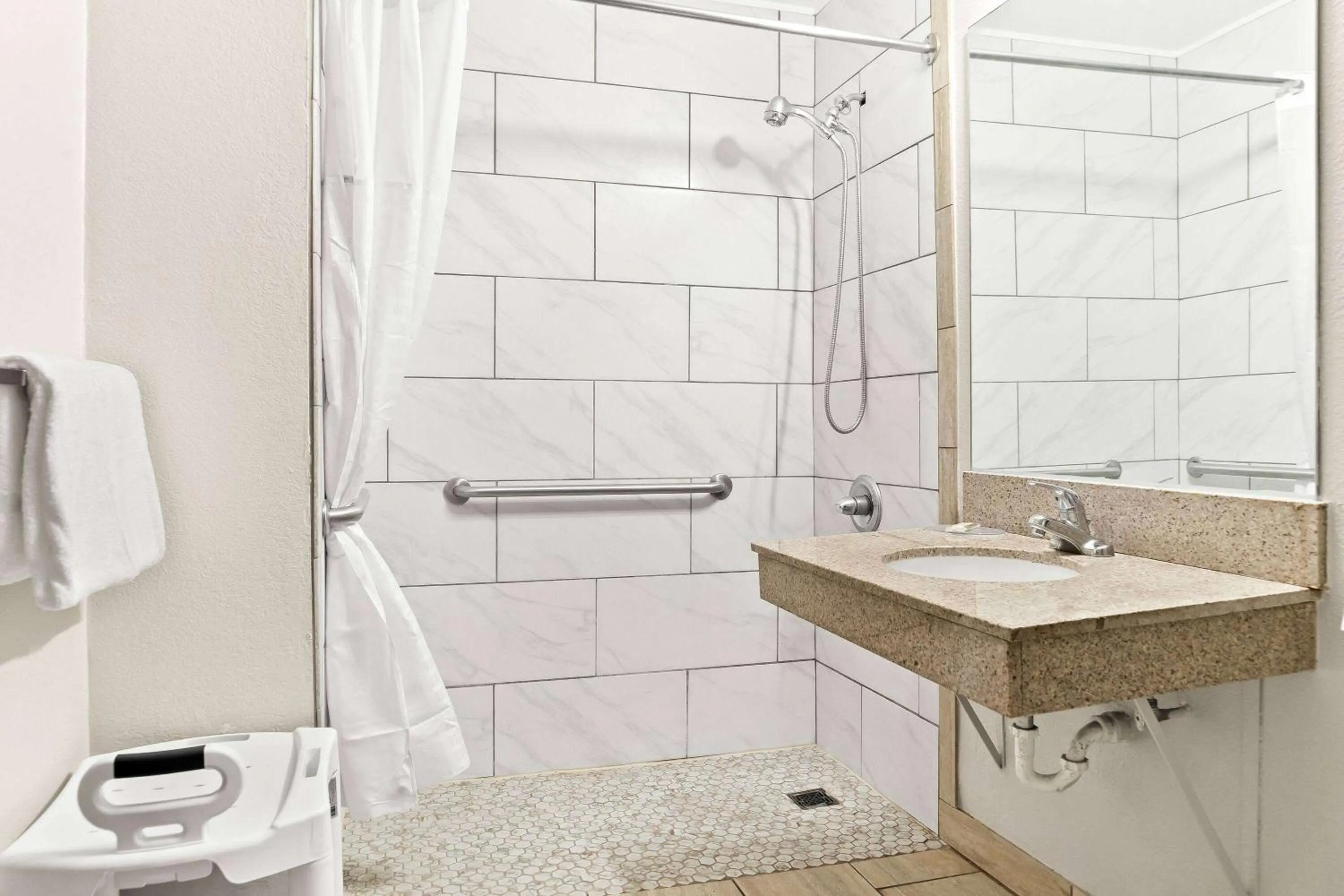 Bathroom in Days Inn & Suites by Wyndham Warren