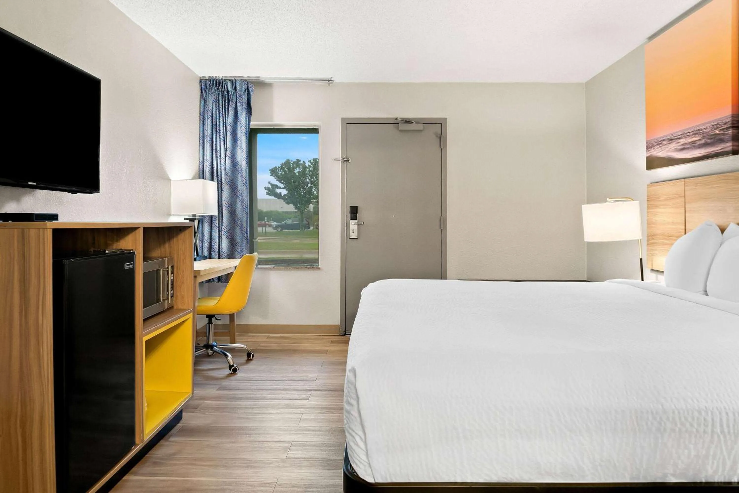 Bed in Days Inn & Suites by Wyndham Warren