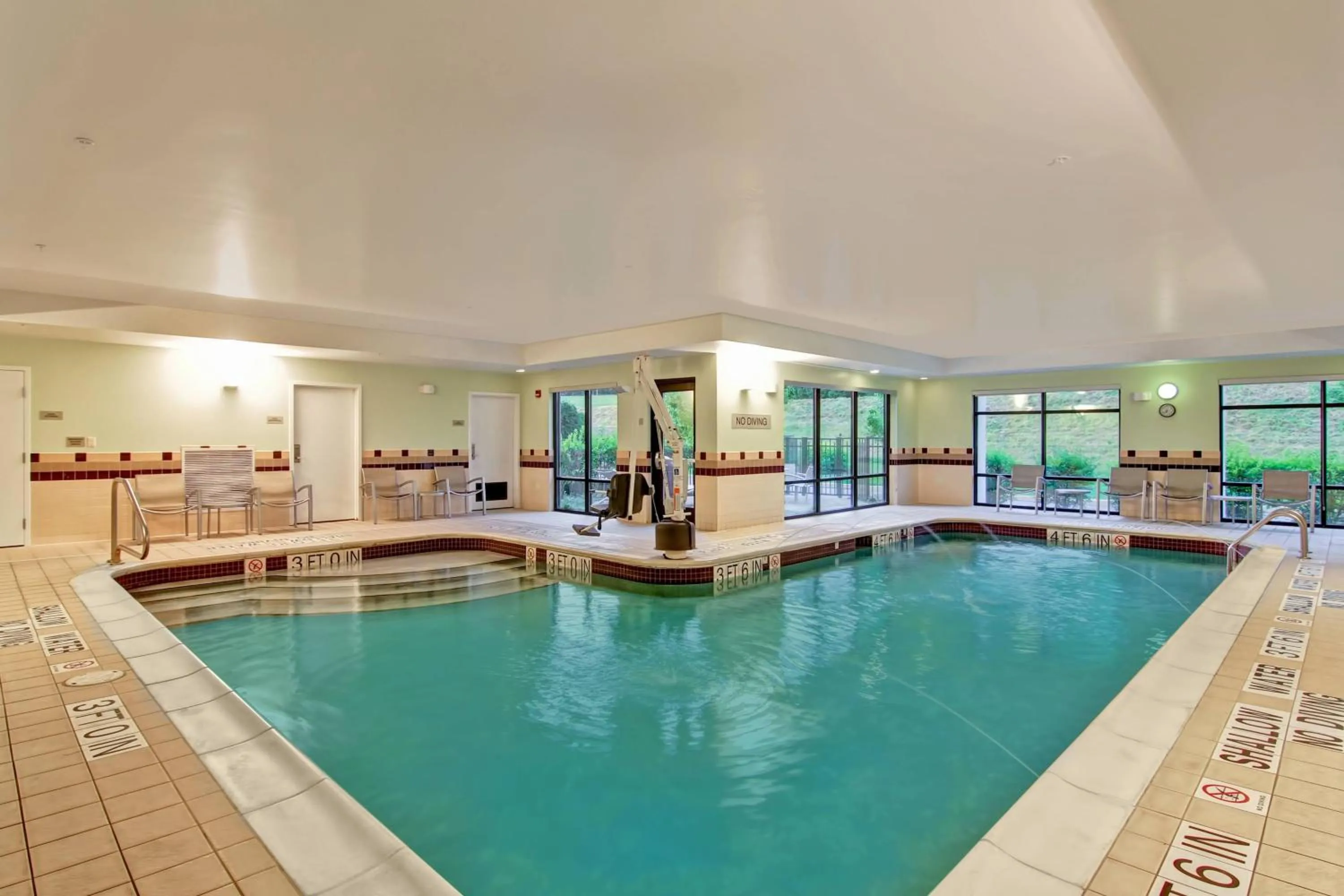 Swimming pool in SpringHill Suites Erie