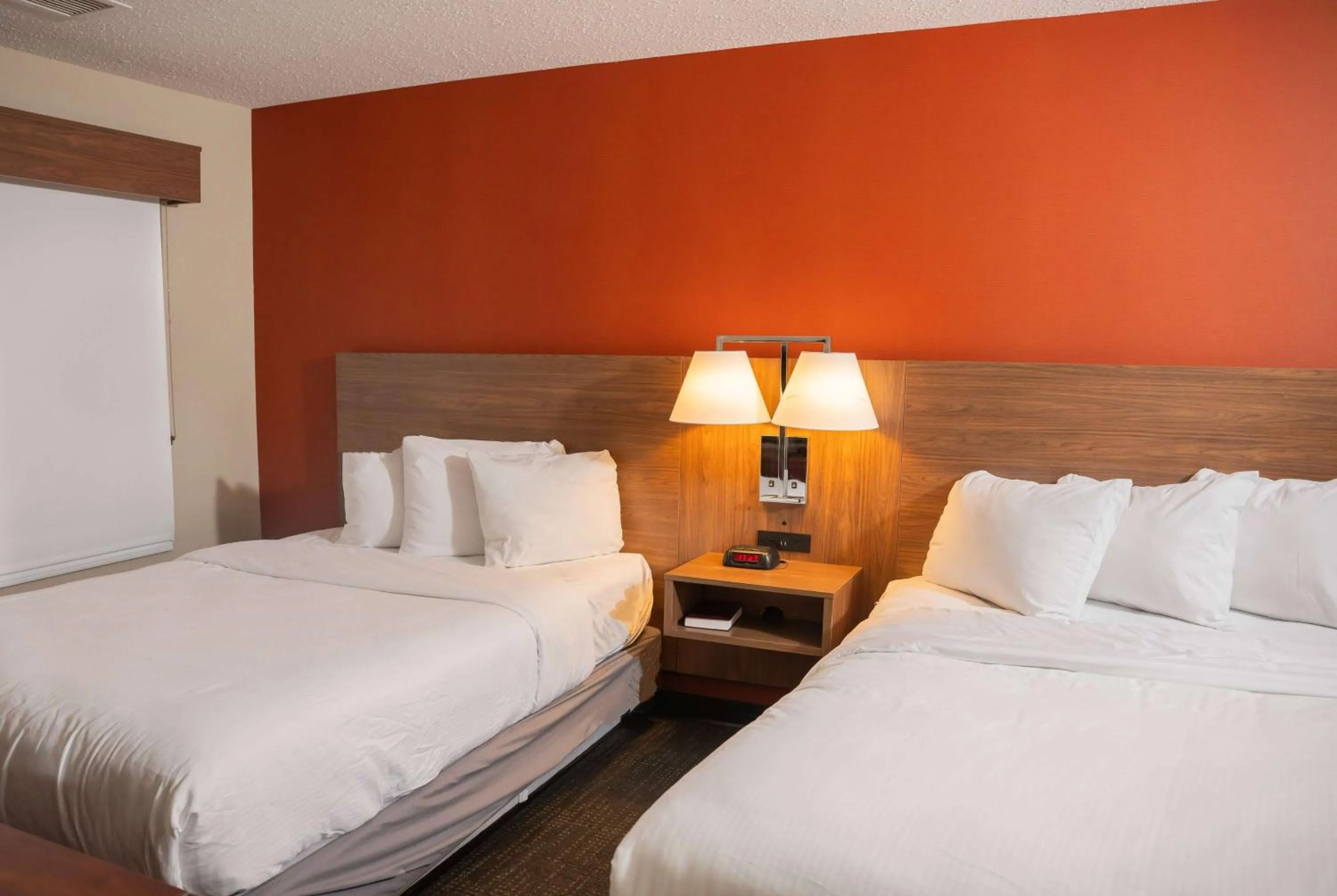 Photo of the whole room, Bed in Hawthorn Suites by Wyndham Erie