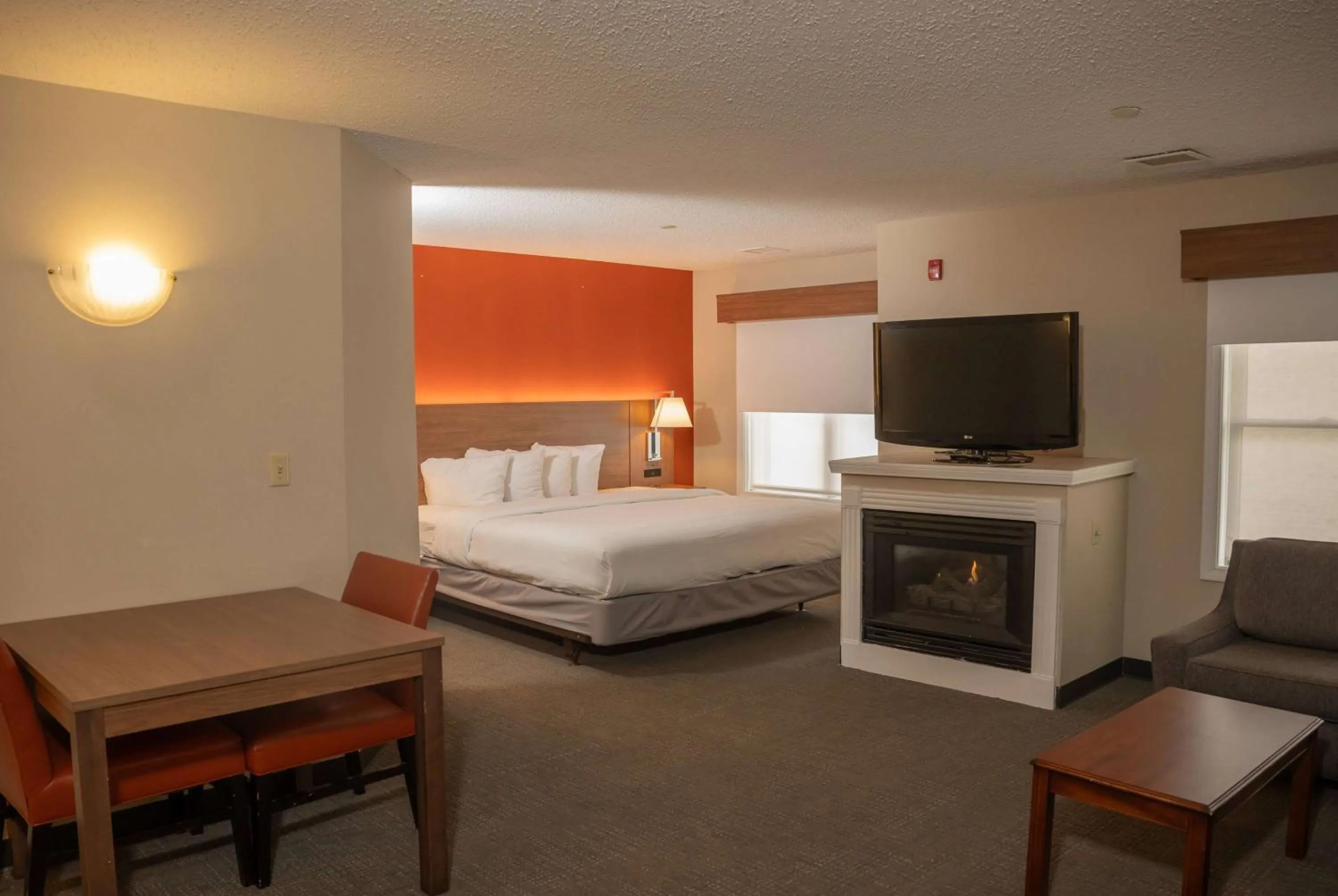 Photo of the whole room, Bed in Hawthorn Suites by Wyndham Erie