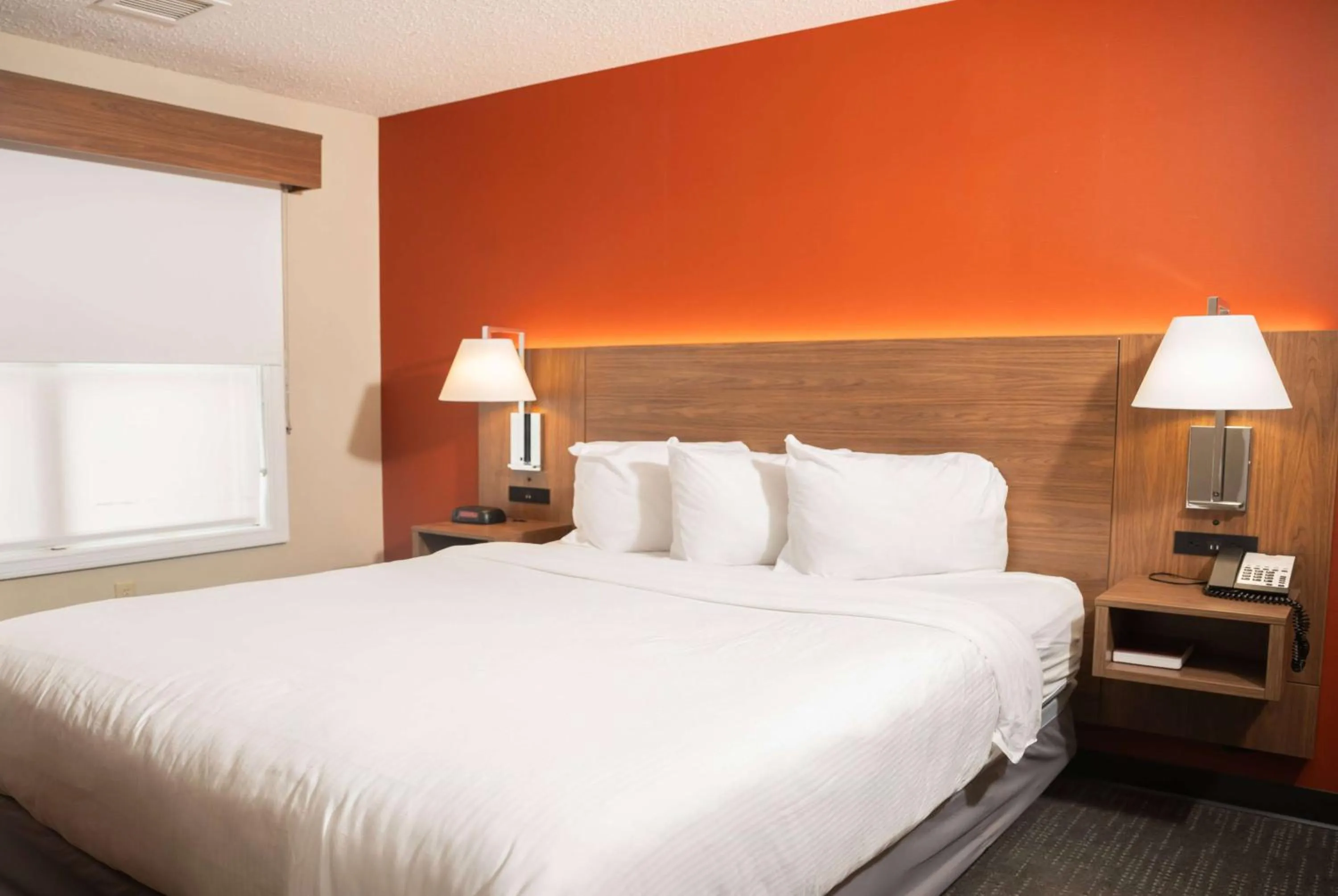 Photo of the whole room, Bed in Hawthorn Suites by Wyndham Erie