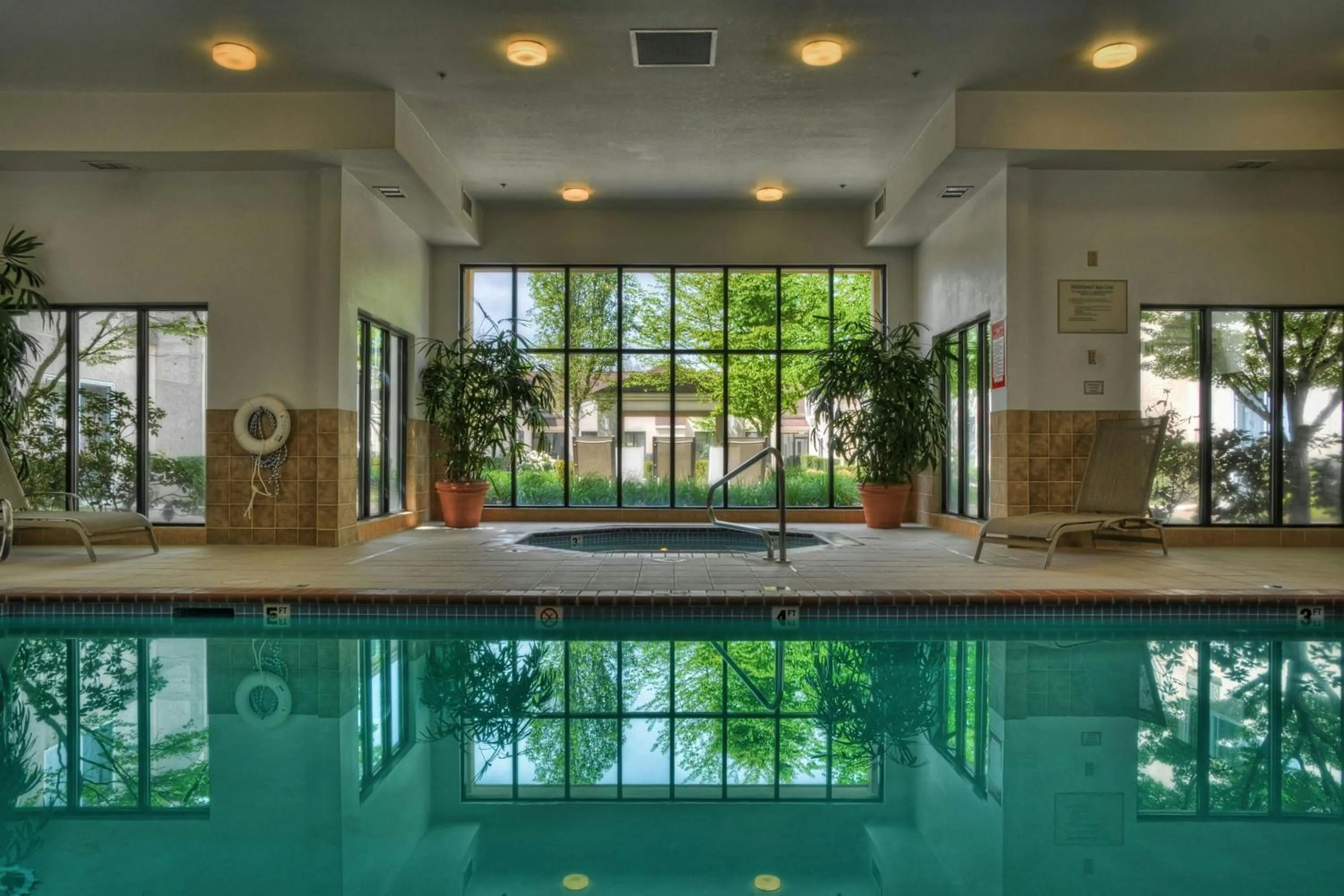 Swimming pool in Courtyard by Marriott Eugene Springfield