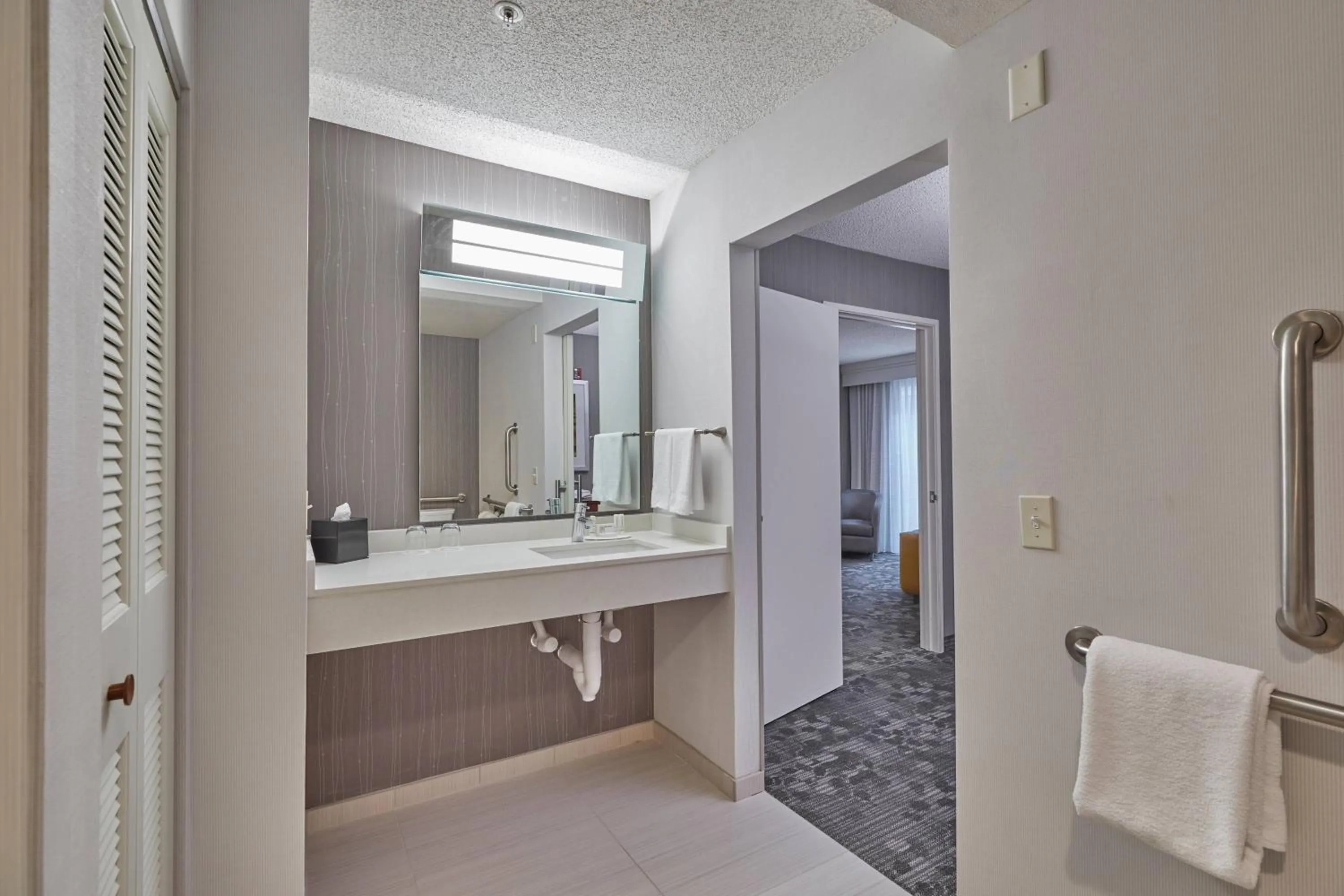 Bathroom in Courtyard by Marriott Eugene Springfield