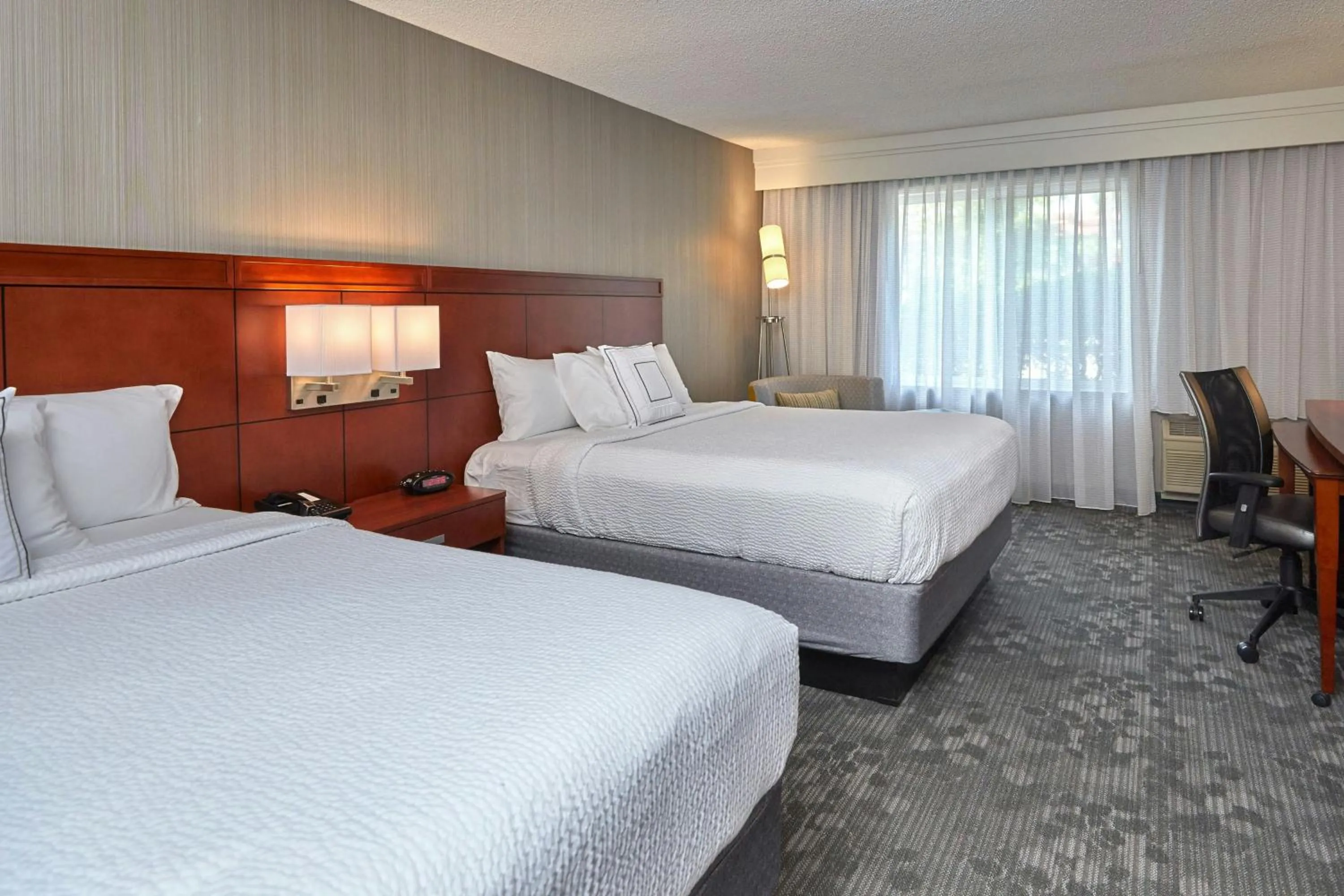 Photo of the whole room, Bed in Courtyard by Marriott Eugene Springfield