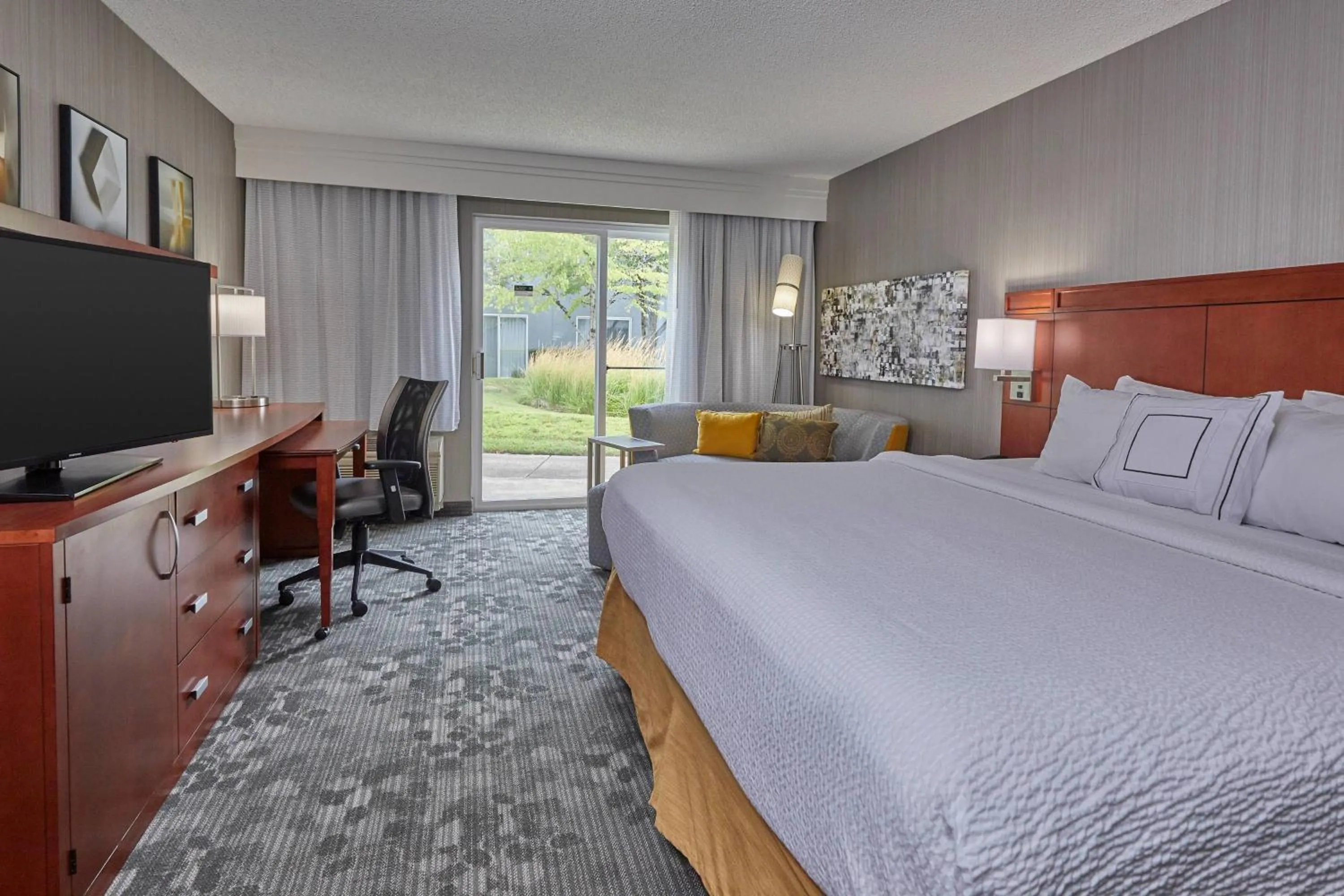 Photo of the whole room, Bed in Courtyard by Marriott Eugene Springfield
