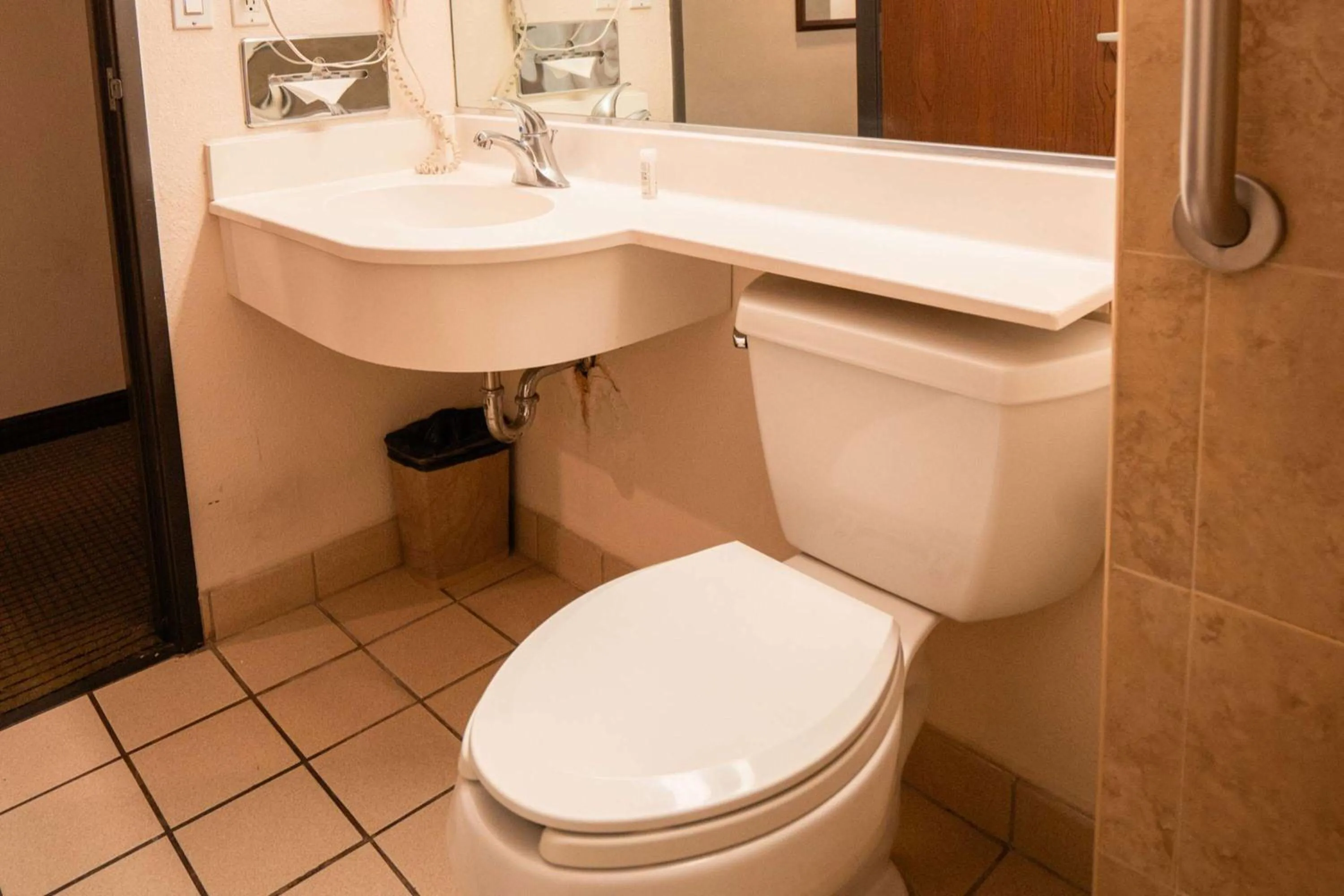 Bathroom in Microtel Inn and Suites by Wyndham Ciudad Juarez, US Consulate