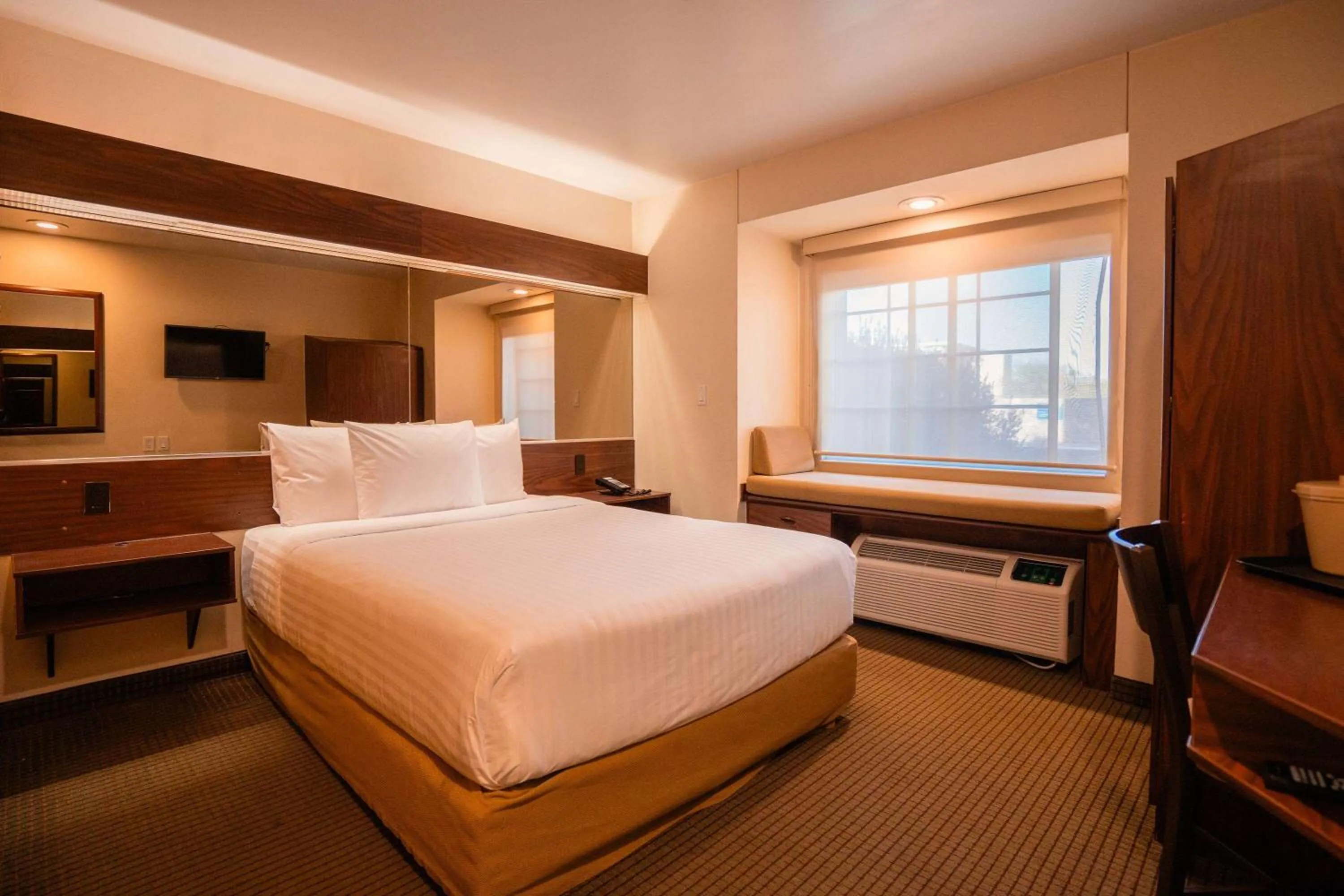 Photo of the whole room, Bed in Microtel Inn and Suites by Wyndham Ciudad Juarez, US Consulate