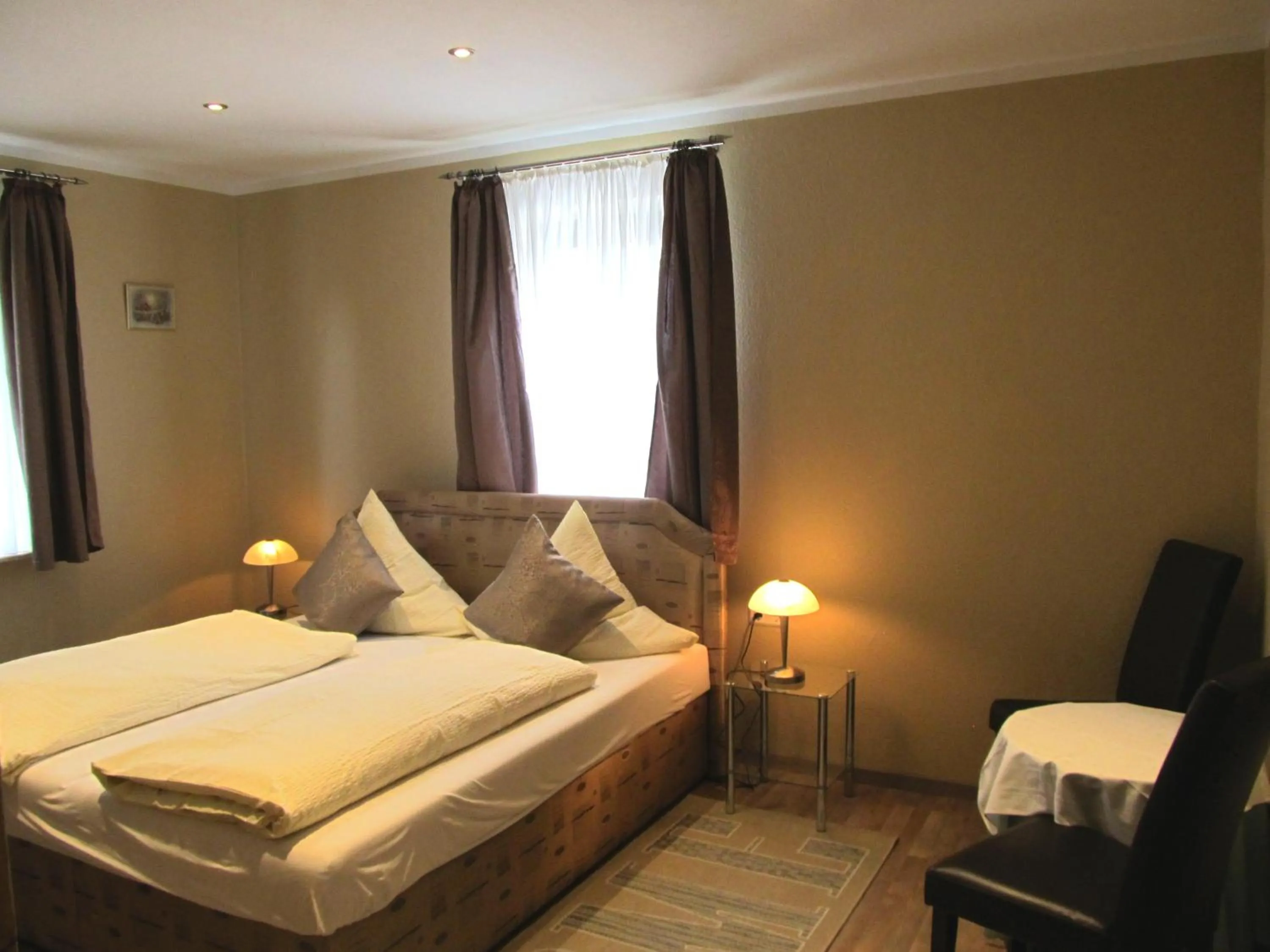 Photo of the whole room, Bed in Dinkelsbühler Hof