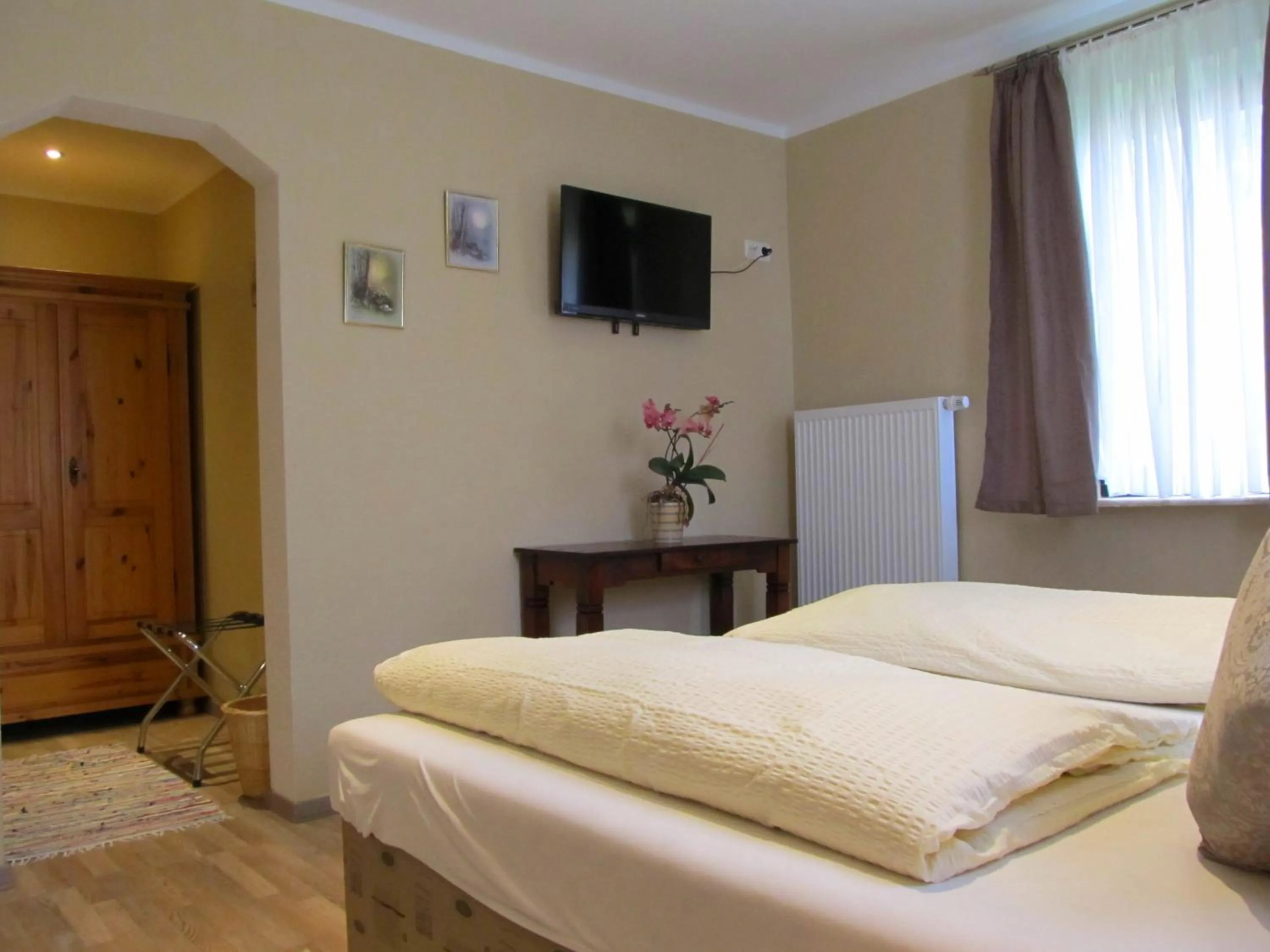 Photo of the whole room, Bed in Dinkelsbühler Hof