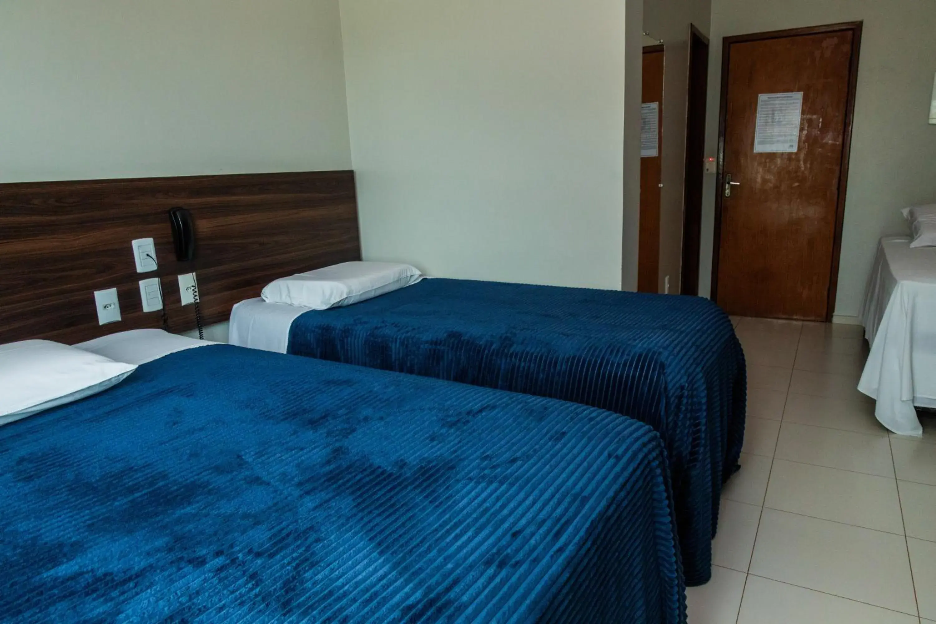 Triple Room in Dallas Hotel Premium Triple Room in Dallas Hotel Premium