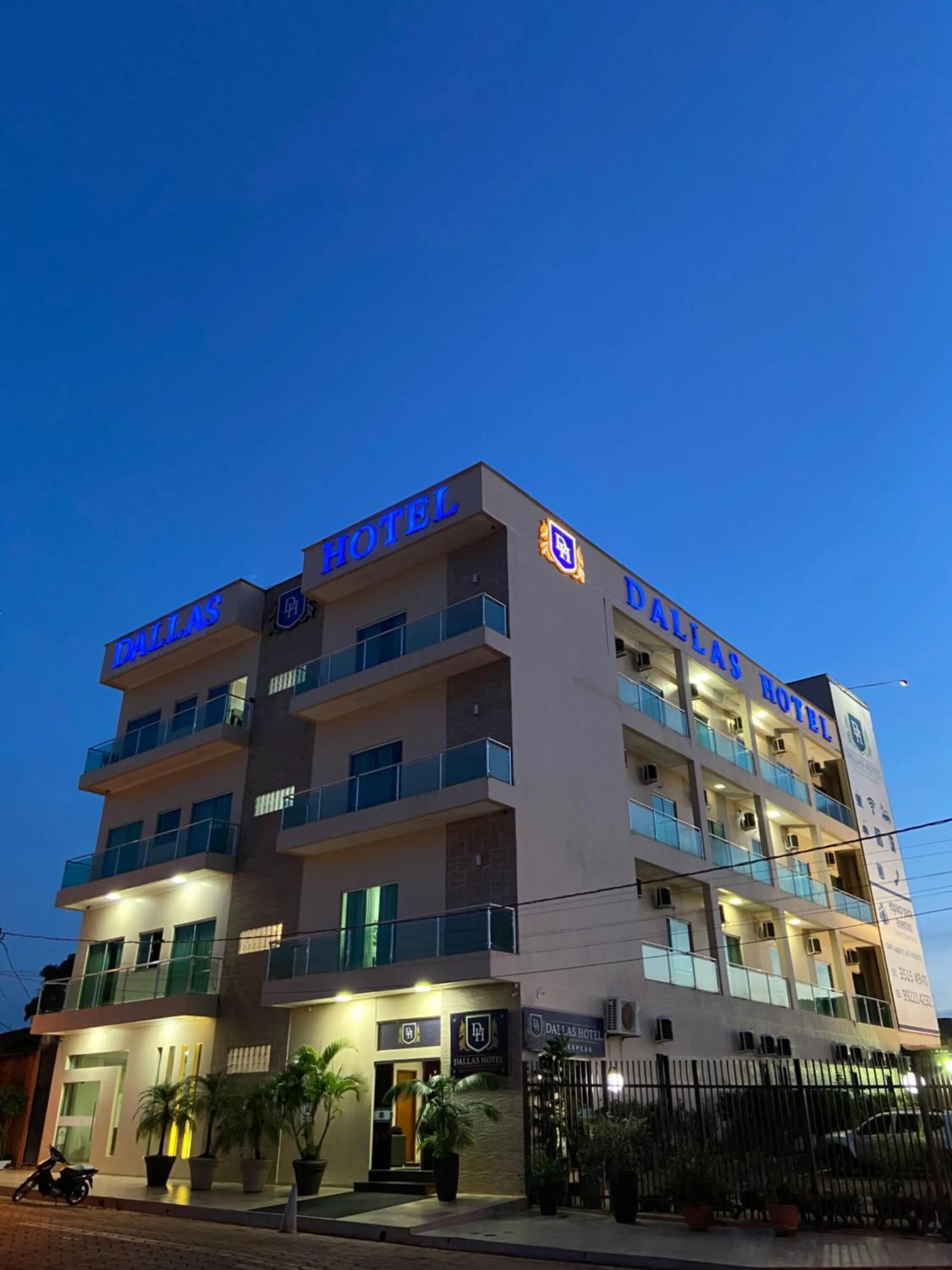 Property building in Dallas Hotel Premium