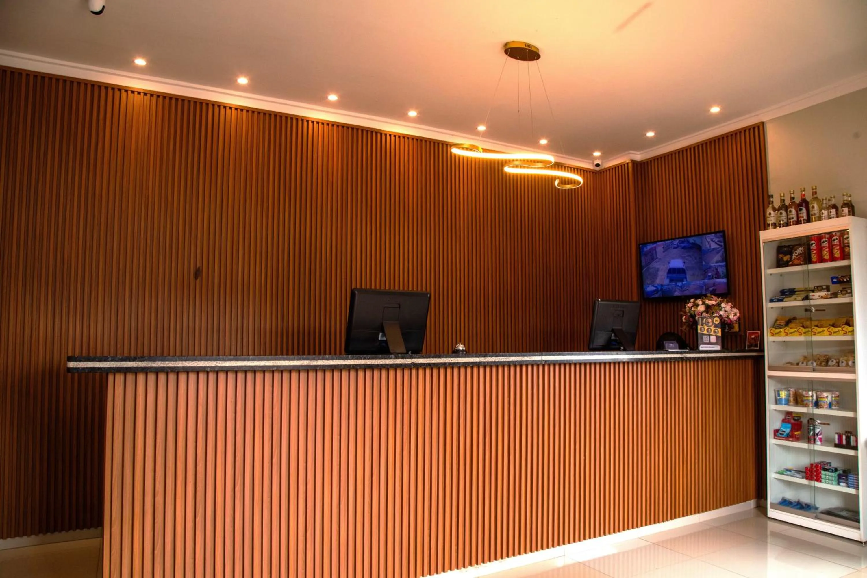 Communal lounge/ TV room in Dallas Hotel Premium