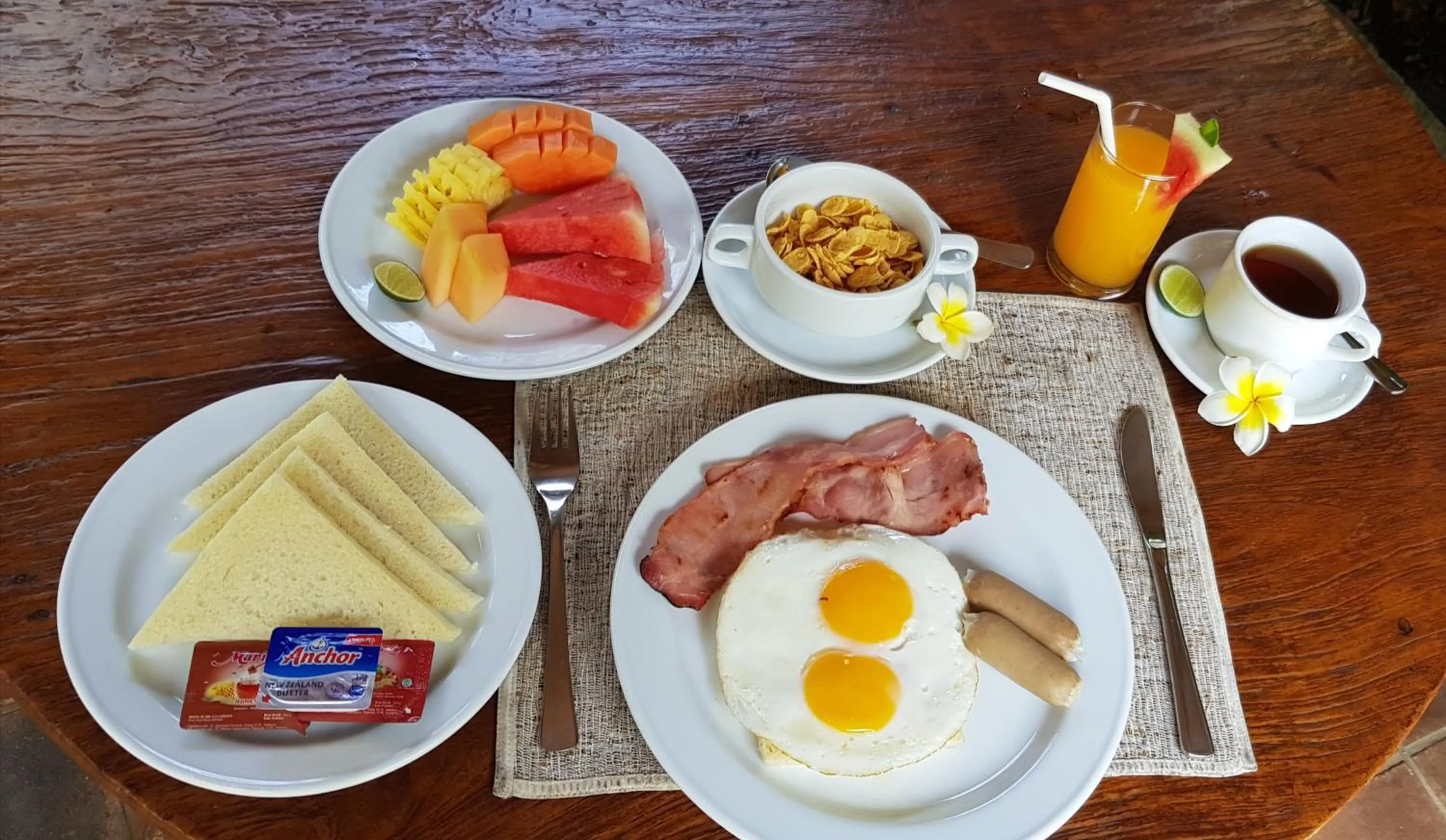 Food and drinks in Hotel Puri Bambu