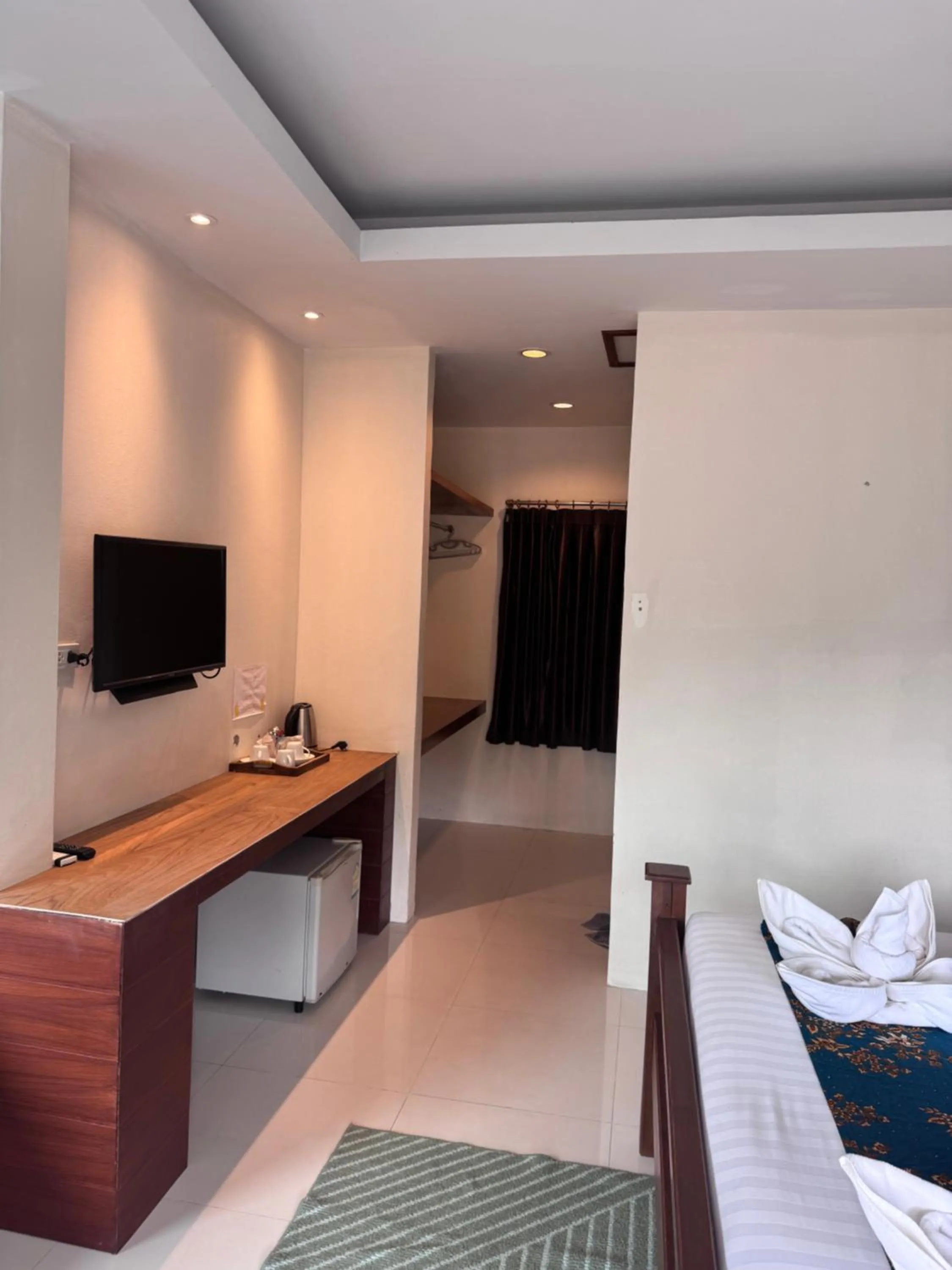 Communal lounge/ TV room, Bed in Chunut House Resort