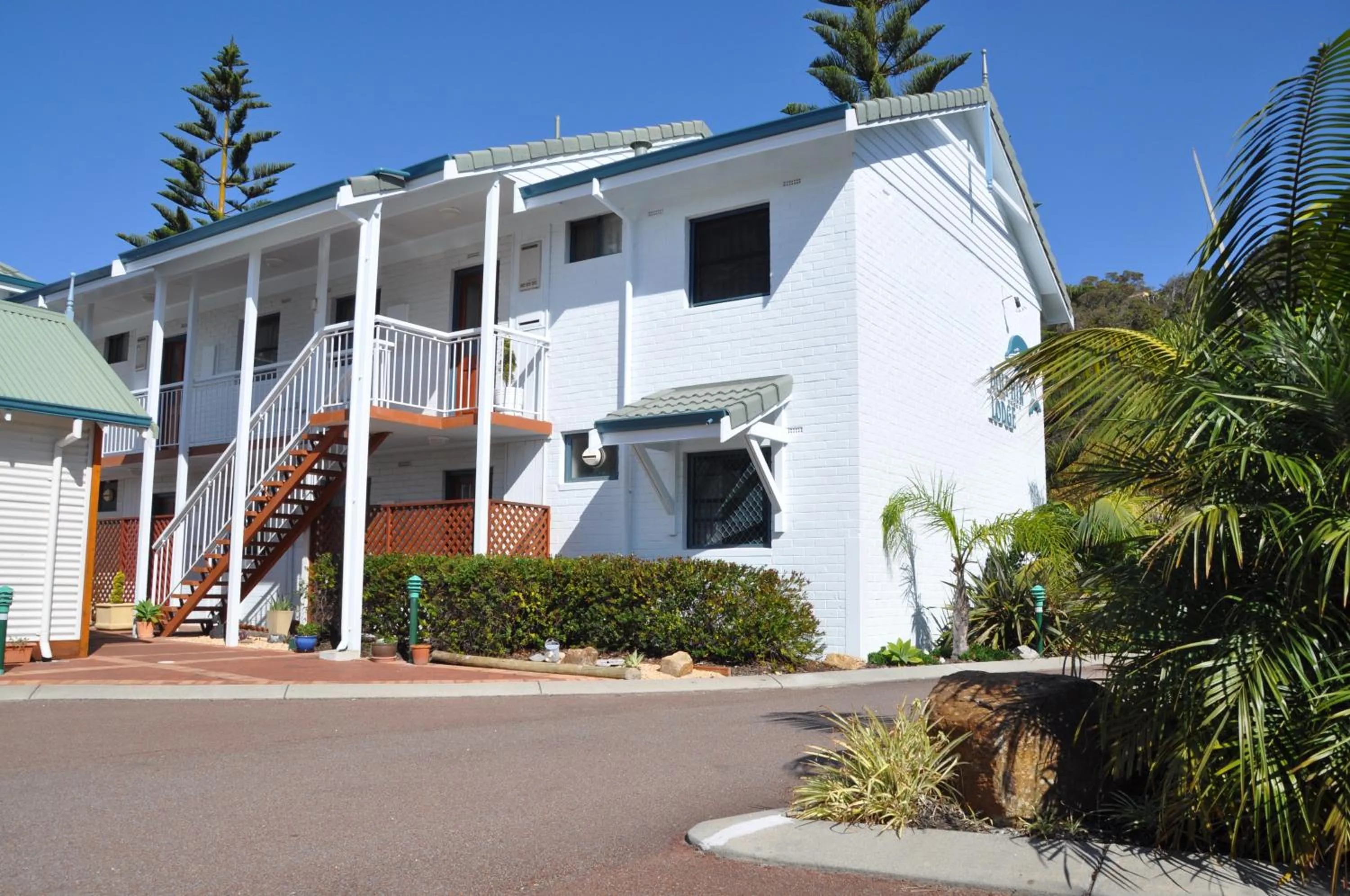Property building in Dolphin Lodge Albany - Self Contained Apartments at Middleton Beach