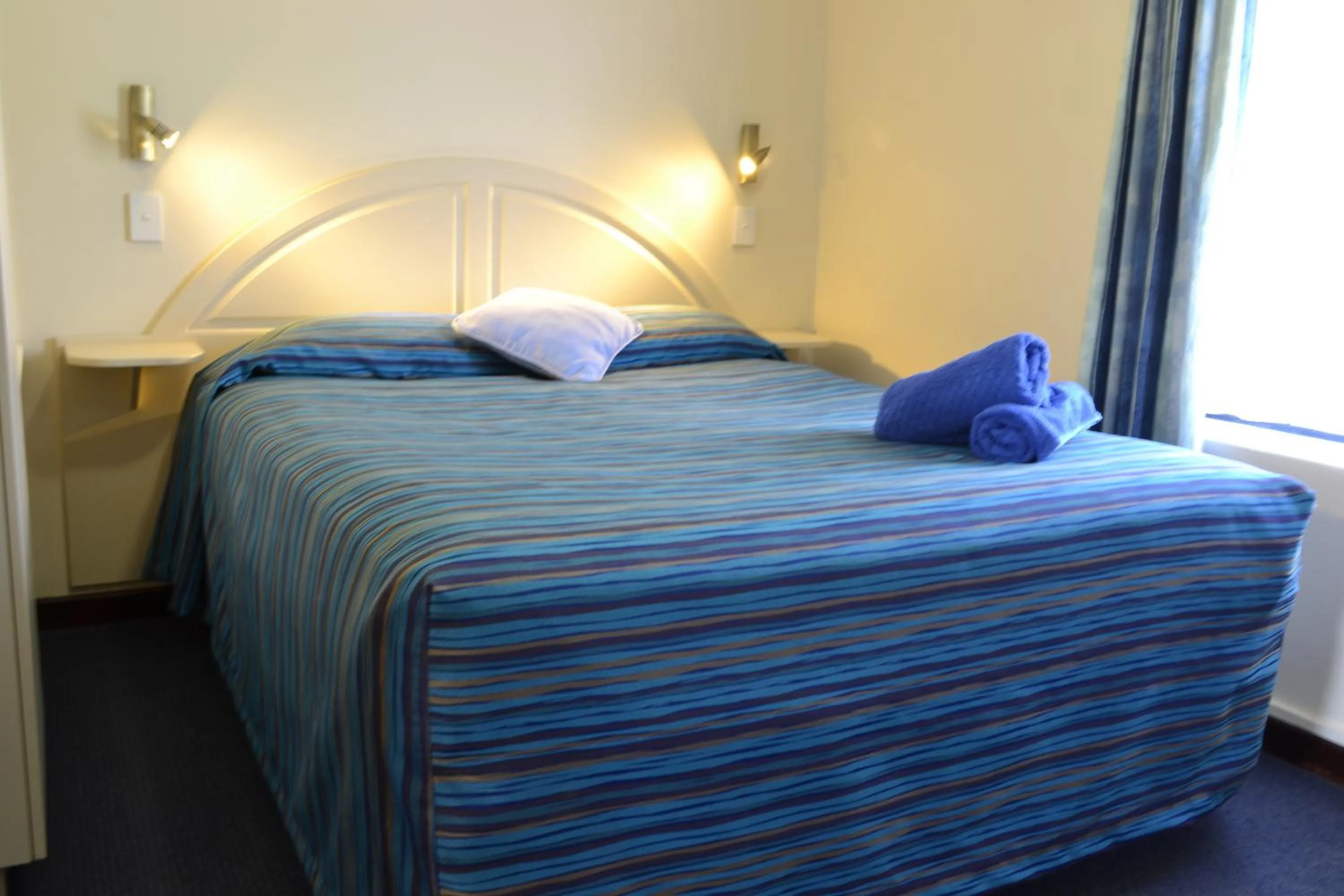 Bedroom, Bed in Dolphin Lodge Albany - Self Contained Apartments at Middleton Beach