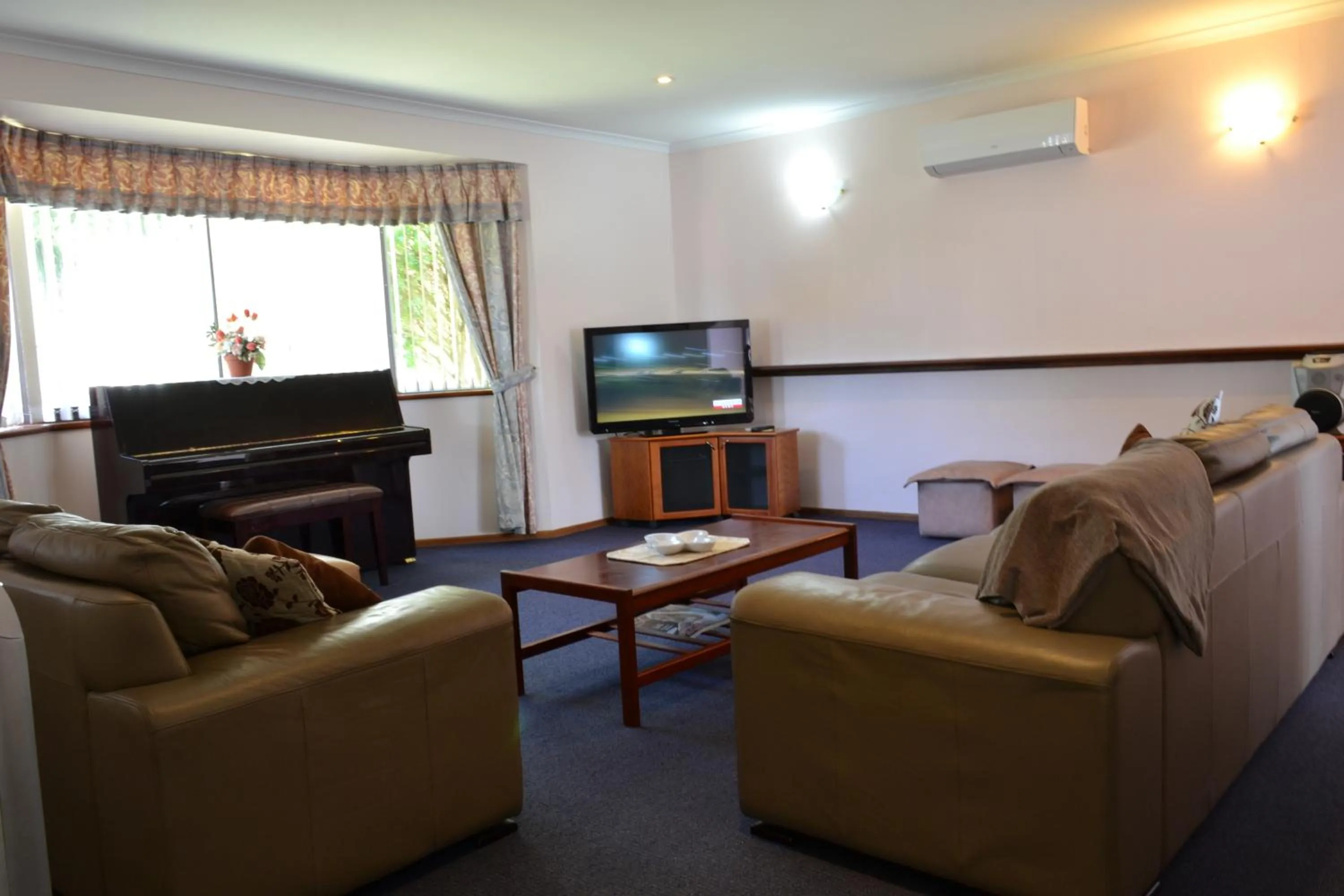 People in Dolphin Lodge Albany - Self Contained Apartments at Middleton Beach
