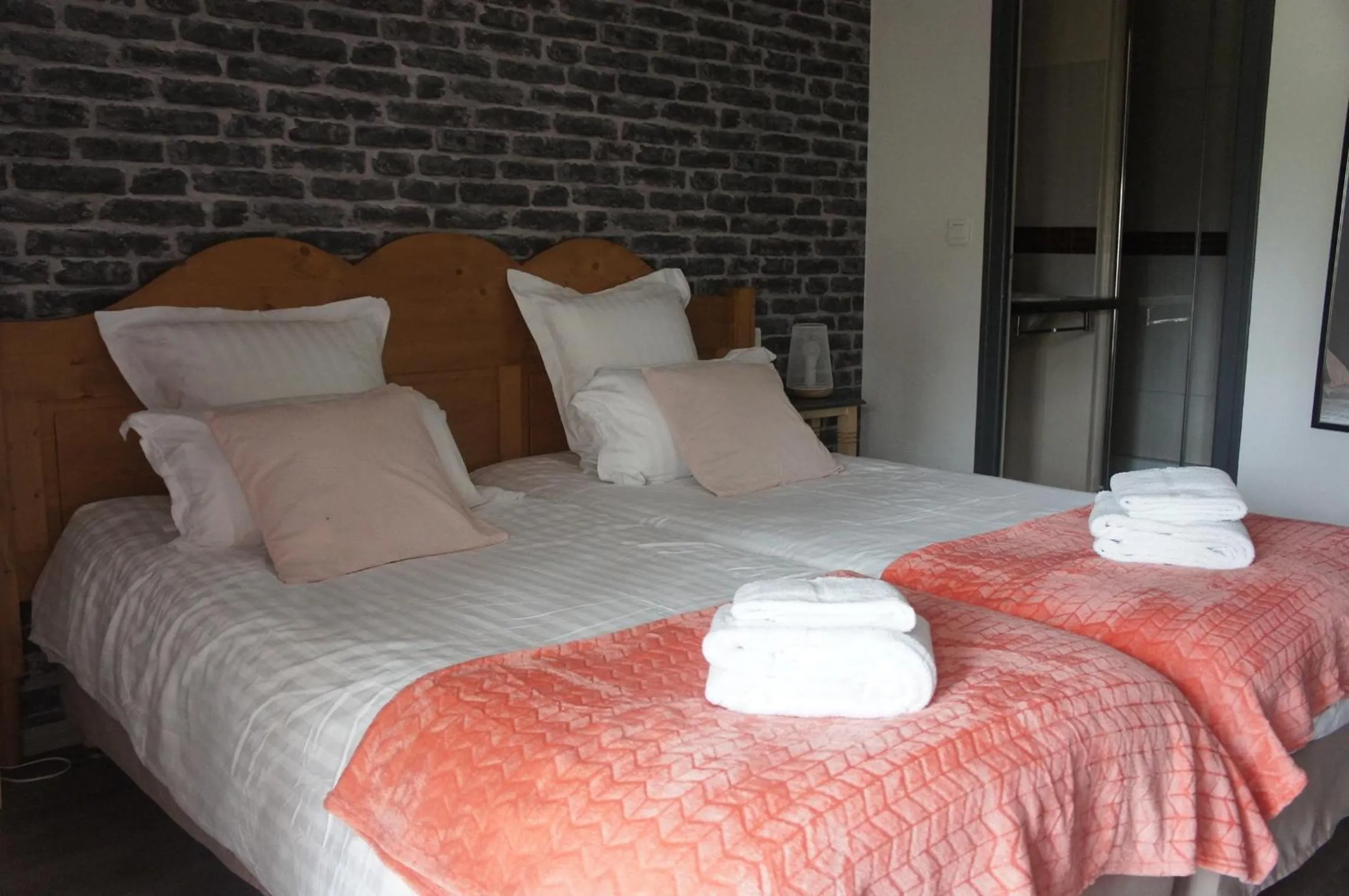 Bed in Logis Hôtel Auberge de Cartassac