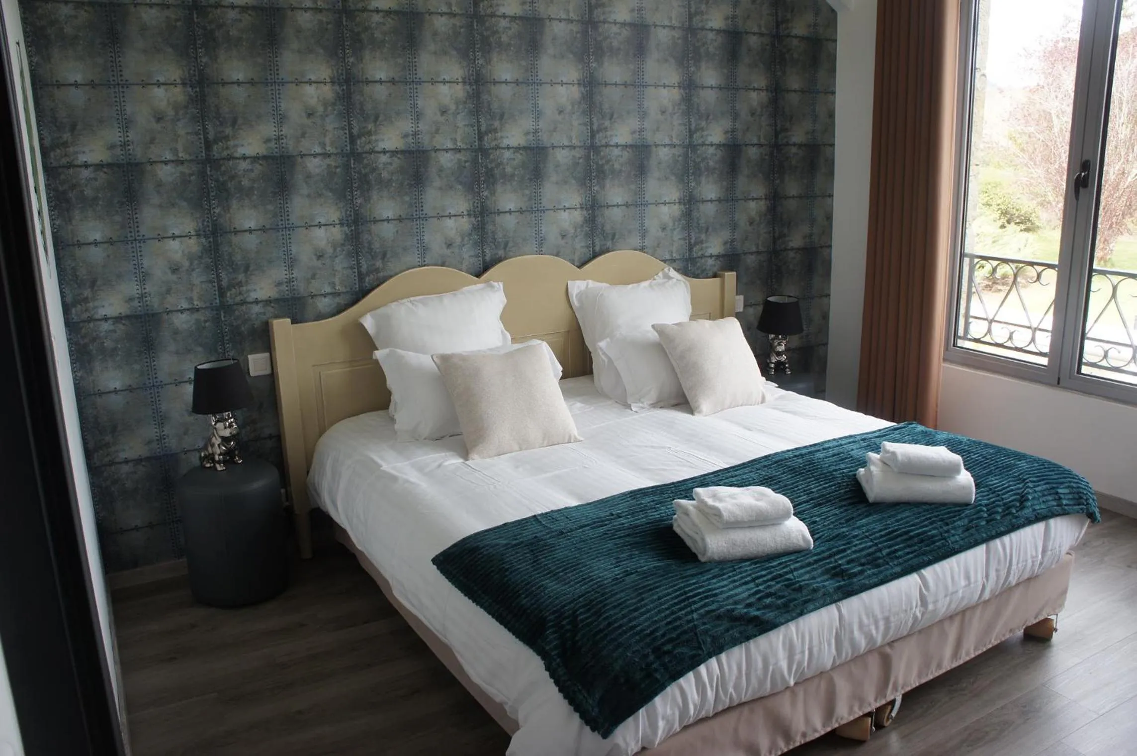 Bed in Logis Hôtel Auberge de Cartassac