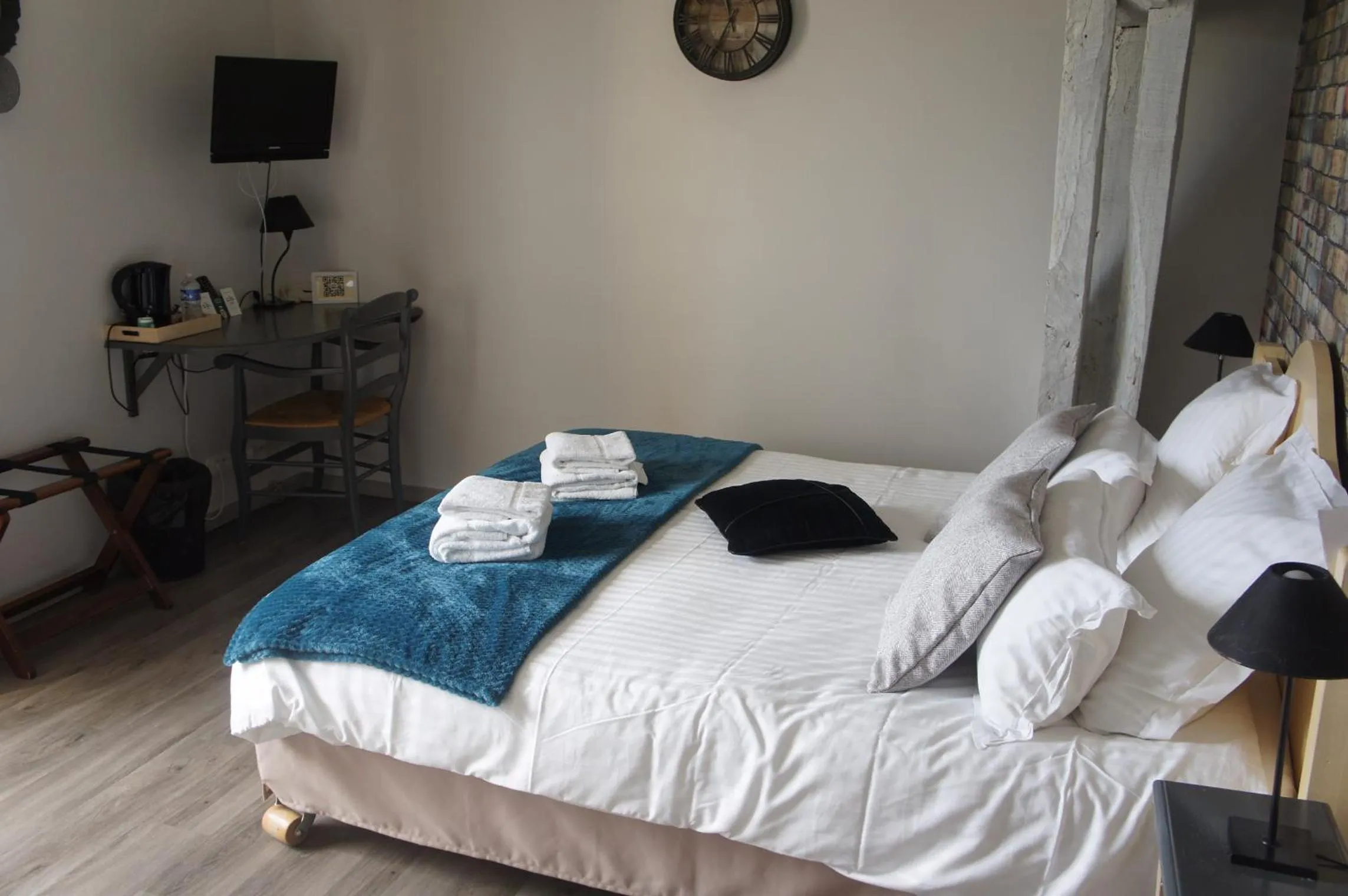 Bed in Logis Hôtel Auberge de Cartassac