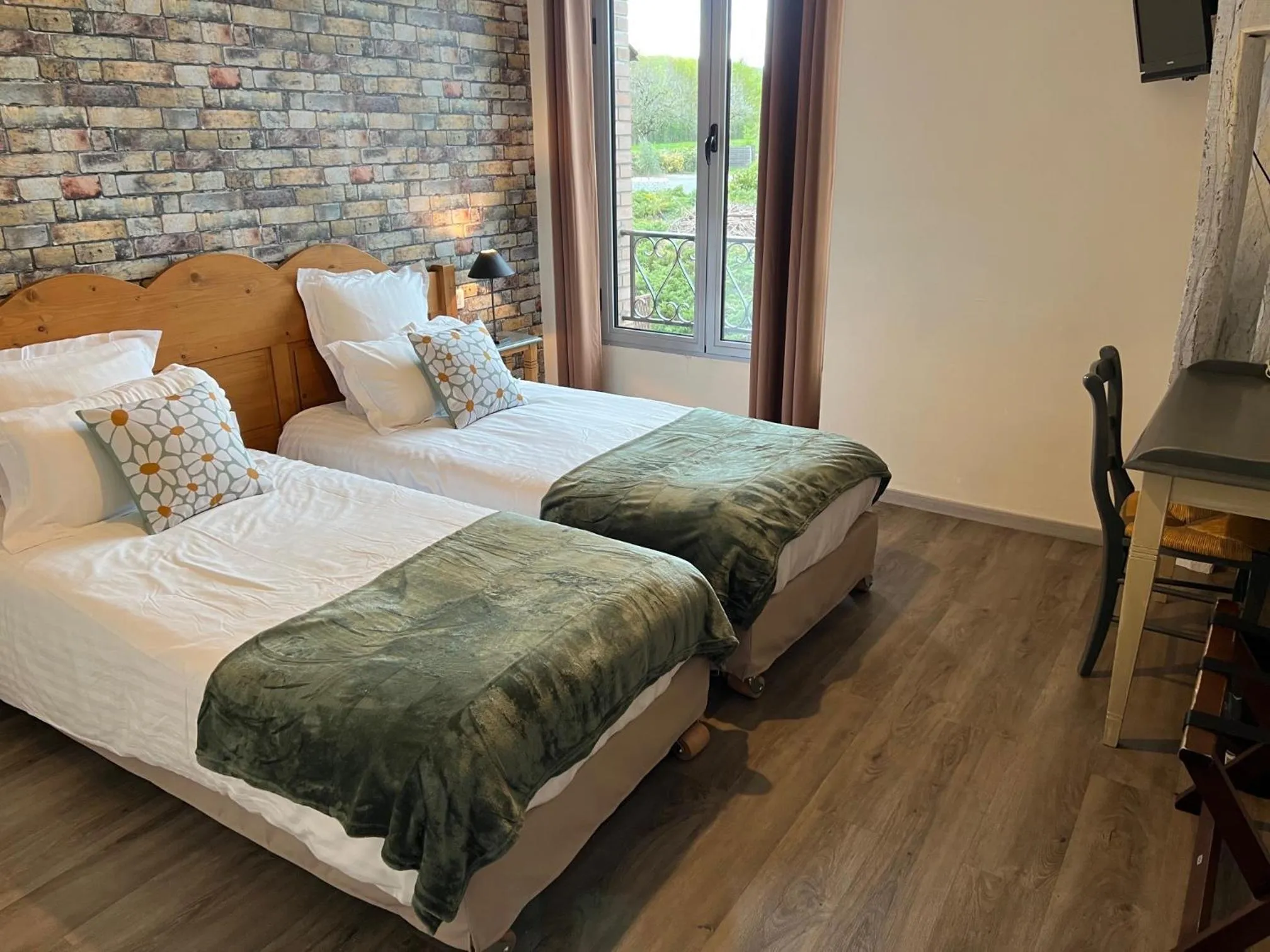 Bed in Logis Hôtel Auberge de Cartassac