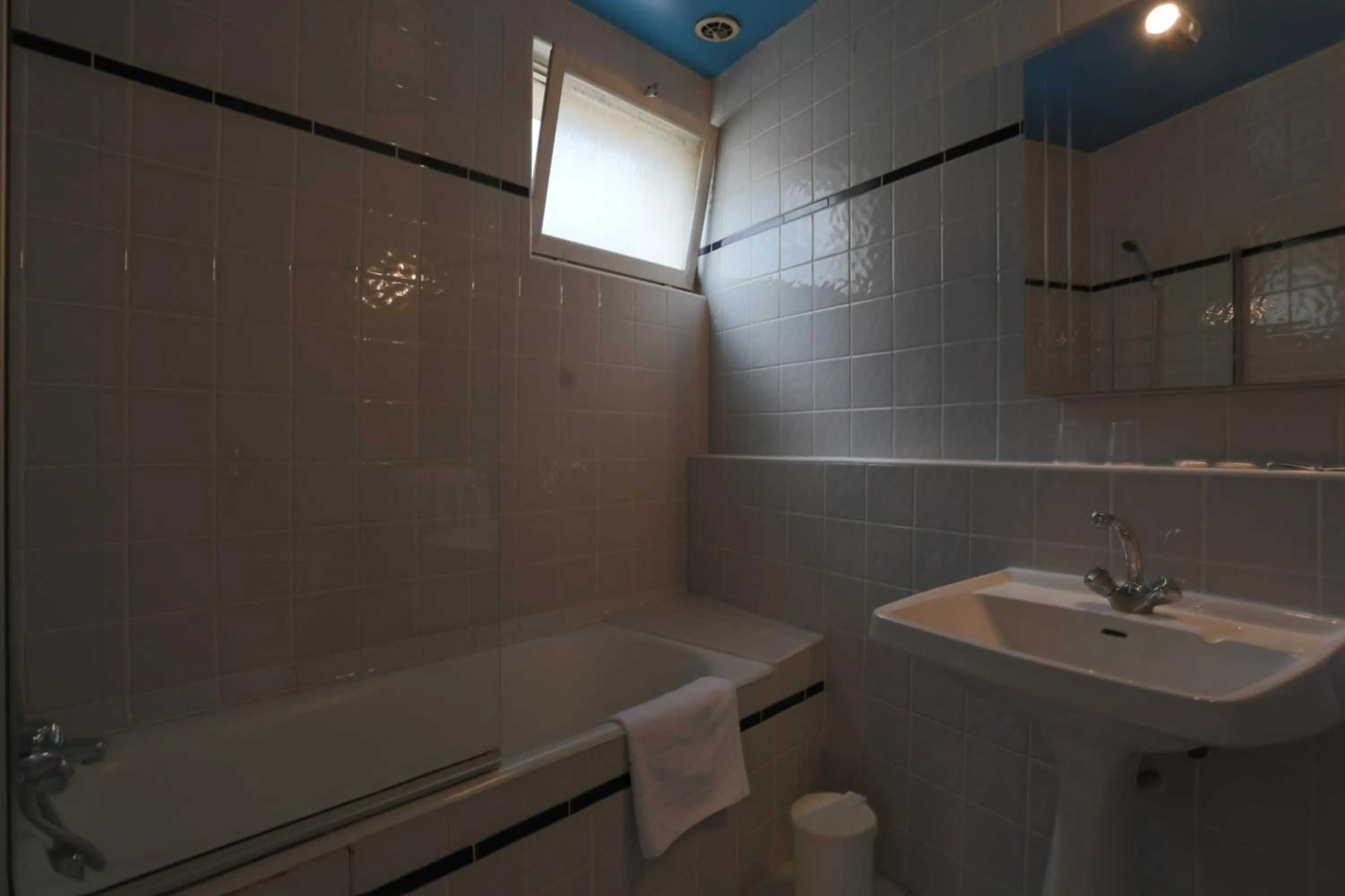 Bathroom in Hotel du Commerce