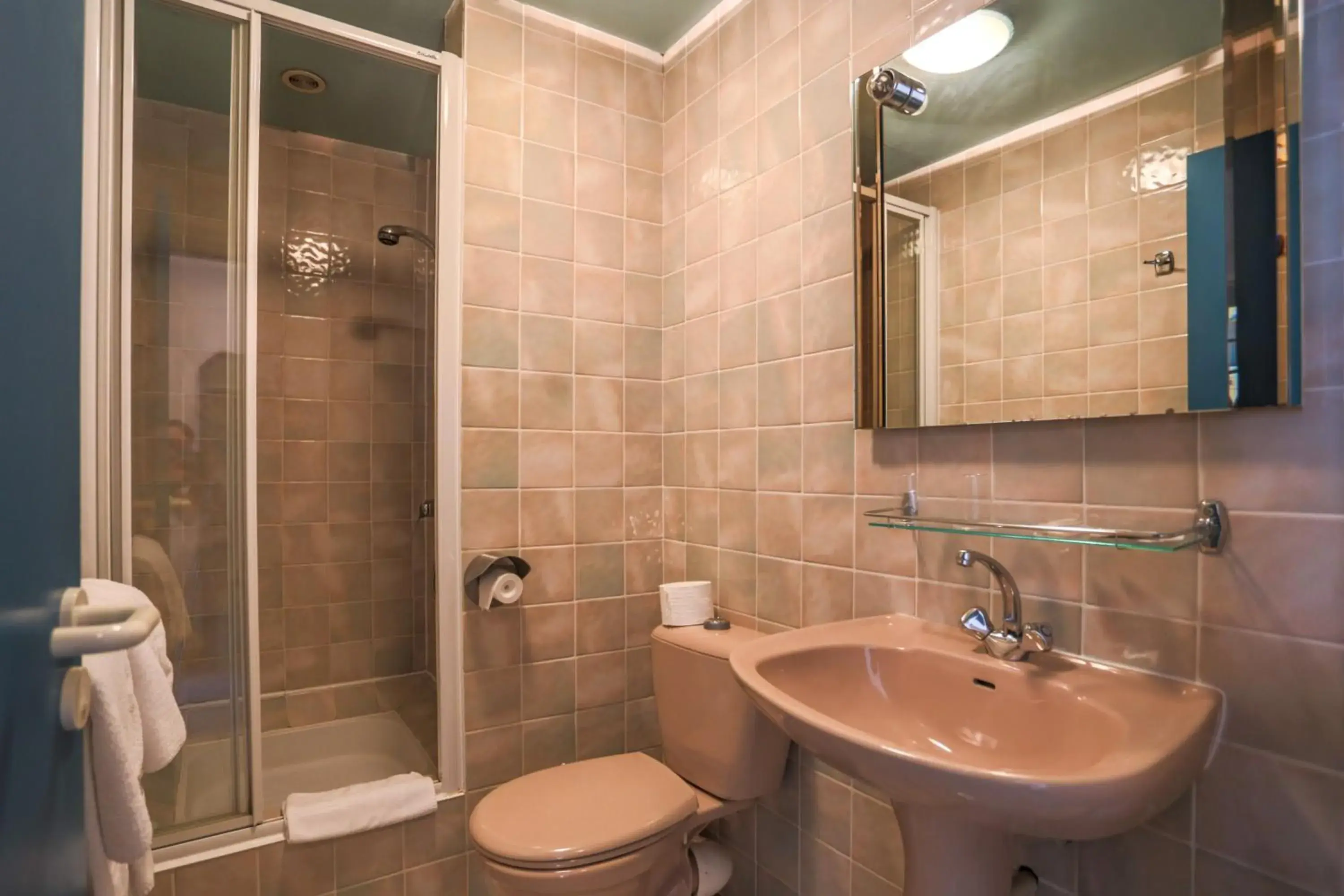 Quadruple Room in Hotel du Commerce Quadruple Room in Hotel du Commerce