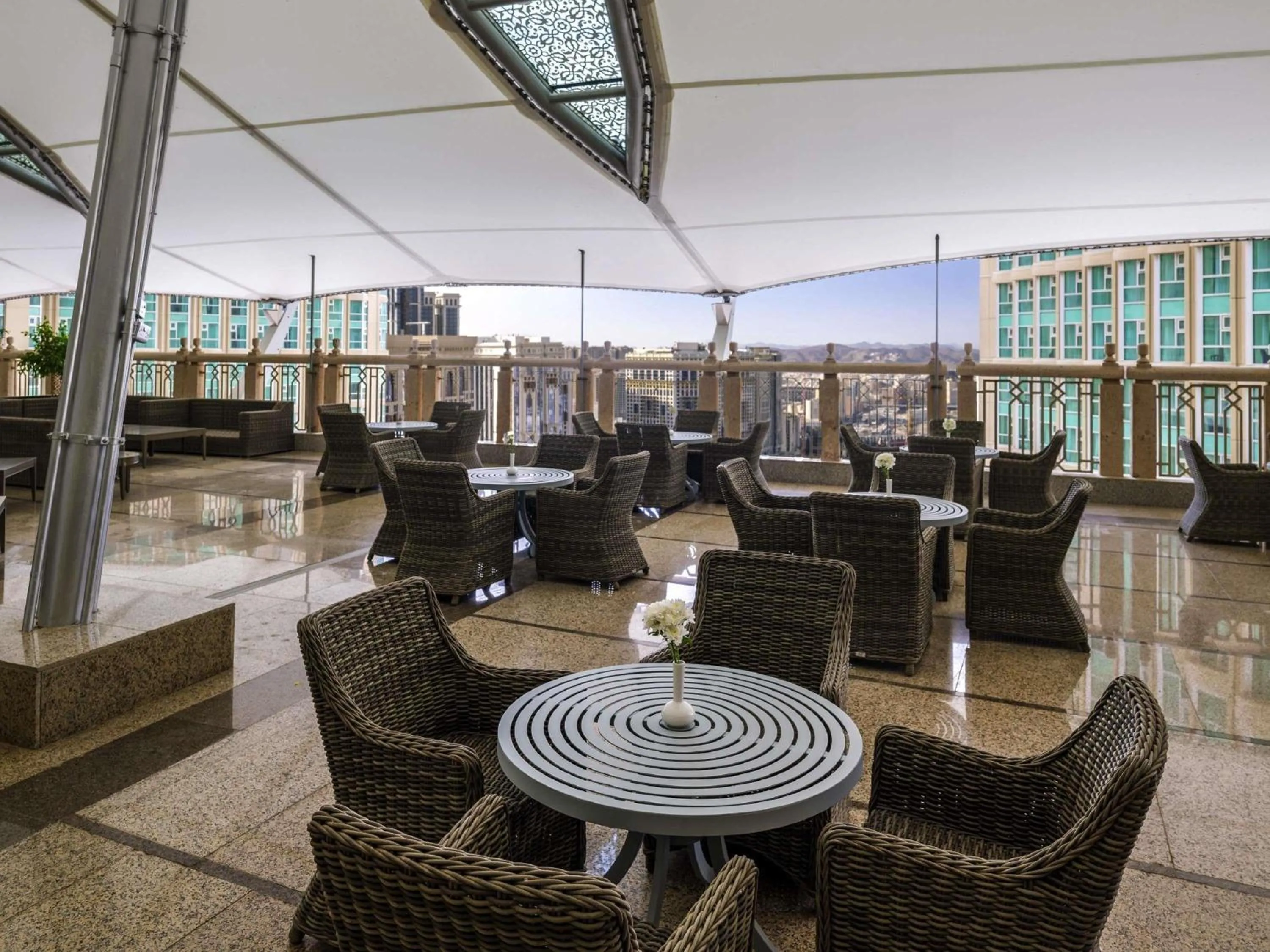 Lounge or bar in Makkah Clock Royal Tower, A Fairmont Hotel