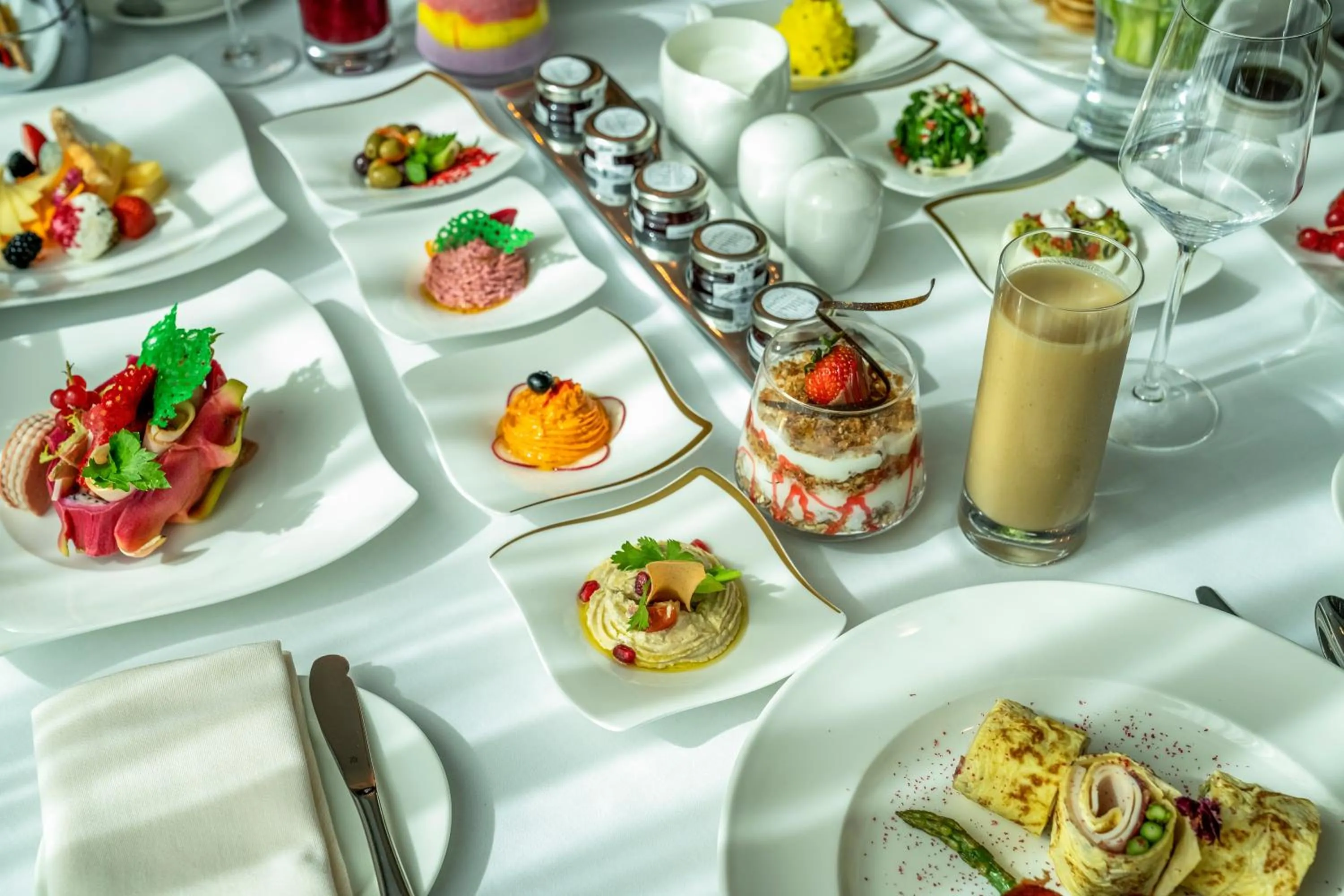 Restaurant/places to eat in Raffles Makkah Palace