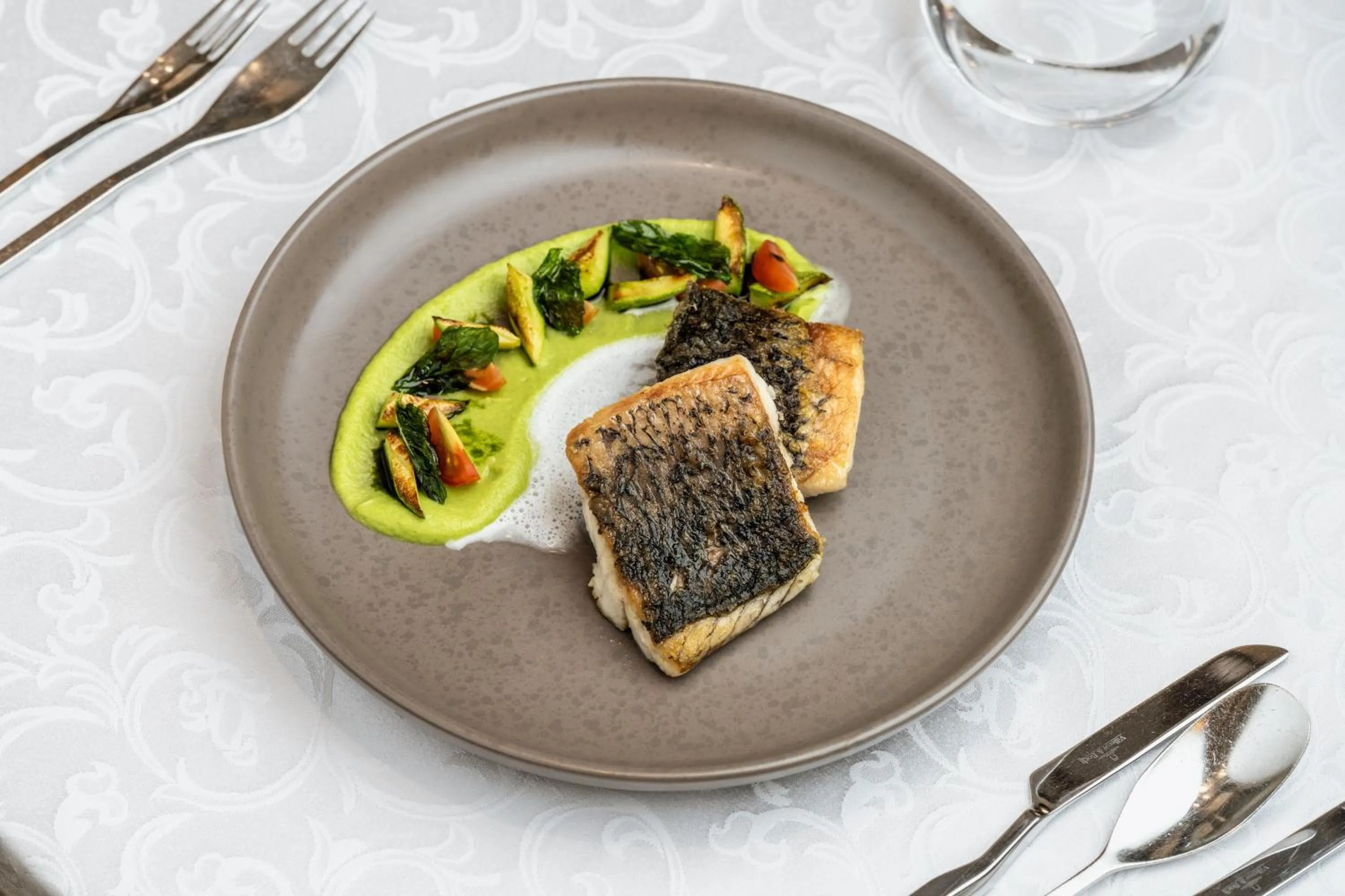 Restaurant/places to eat in Raffles Makkah Palace