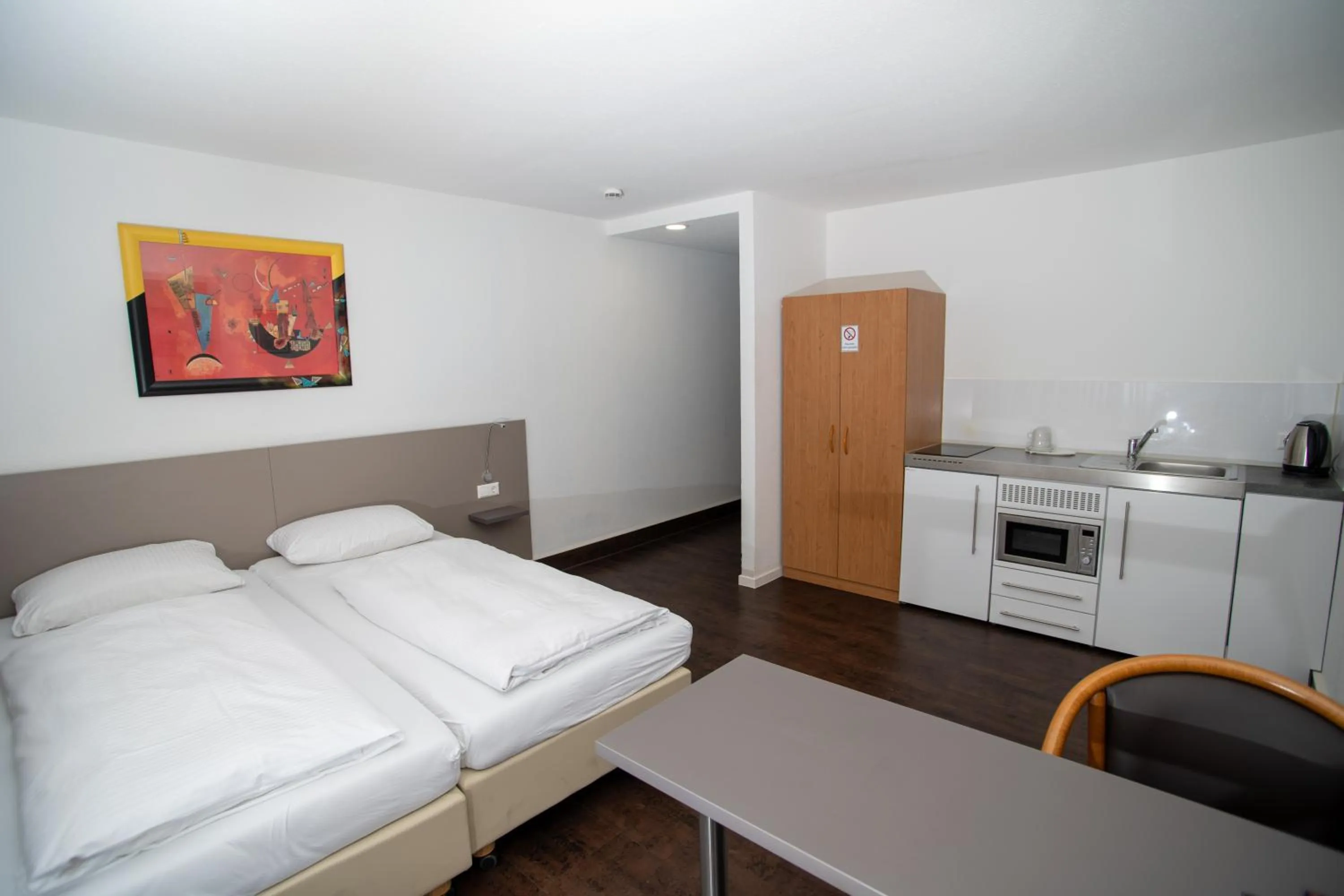 Kitchen or kitchenette, Bed in Hotel am Schillerplatz
