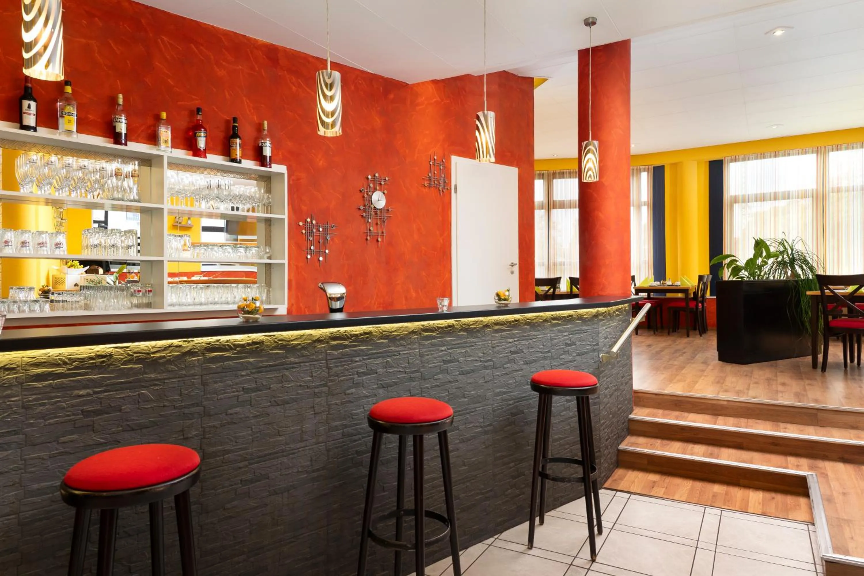 Lounge or bar in ates Hotel Lampertheim by AURUM