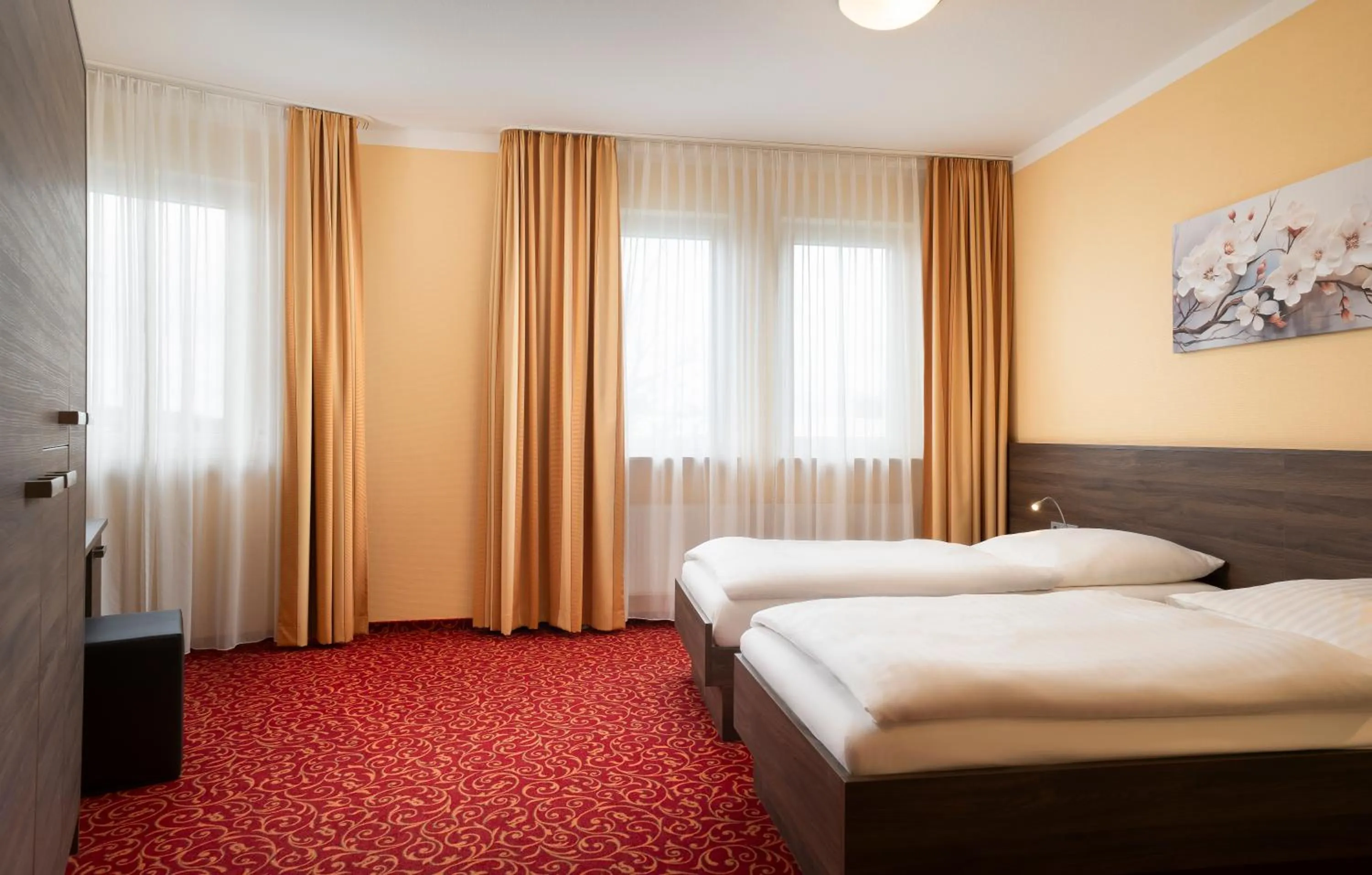 Photo of the whole room, Bed in ates Hotel Lampertheim by AURUM
